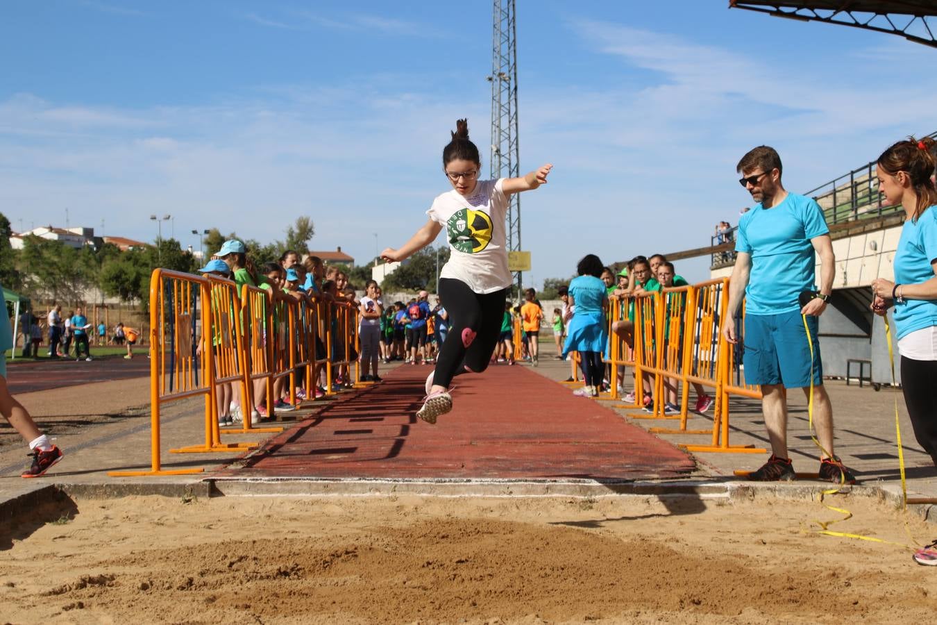La Ciudad Deportiva 'Manuel Calzado' ha acogido, esta mañana, la celebración de la IV Convivencia Deportiva de Primaria, organizada por el Centro de Profesores y Recursos de esta ciudad con el apoyo del Ayuntamiento de Jerez, la Junta de Extremadura, la Diputación de Badajoz y la Fundación 'Alfonso Gallardo'. Más de 750 escolares de 15 colegios han disfrutado de esta experiencia deportiva con pruebas de atletismo, lanzamiento de peso, salto de altura, salto de longitud y lanzamiento de jabalina.