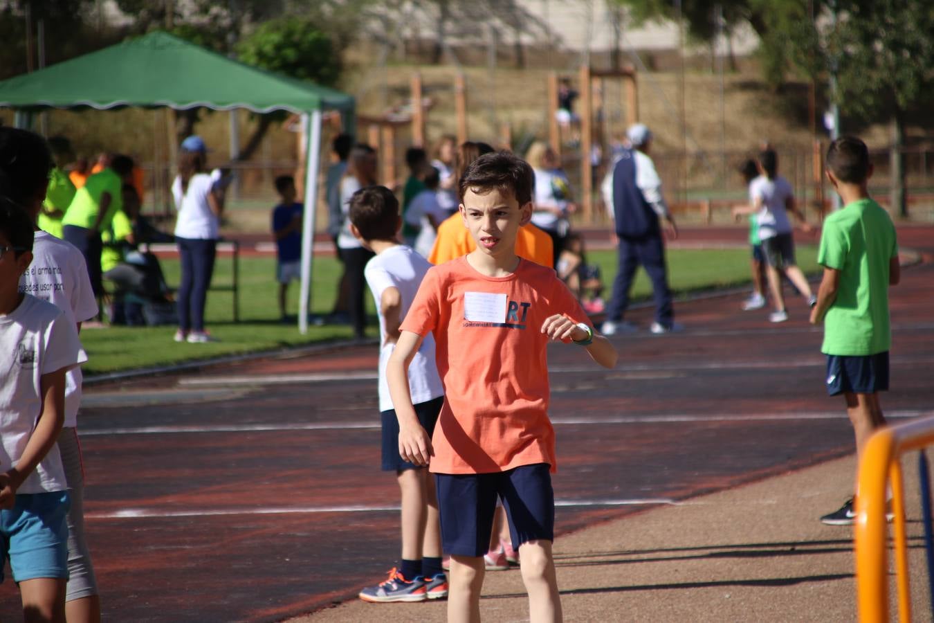 La Ciudad Deportiva 'Manuel Calzado' ha acogido, esta mañana, la celebración de la IV Convivencia Deportiva de Primaria, organizada por el Centro de Profesores y Recursos de esta ciudad con el apoyo del Ayuntamiento de Jerez, la Junta de Extremadura, la Diputación de Badajoz y la Fundación 'Alfonso Gallardo'. Más de 750 escolares de 15 colegios han disfrutado de esta experiencia deportiva con pruebas de atletismo, lanzamiento de peso, salto de altura, salto de longitud y lanzamiento de jabalina.