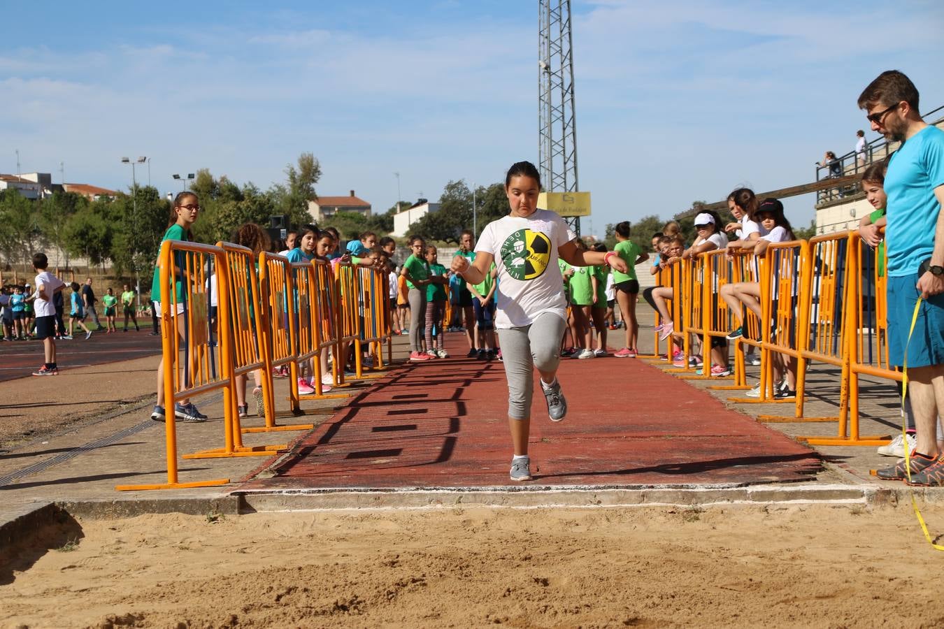 La Ciudad Deportiva 'Manuel Calzado' ha acogido, esta mañana, la celebración de la IV Convivencia Deportiva de Primaria, organizada por el Centro de Profesores y Recursos de esta ciudad con el apoyo del Ayuntamiento de Jerez, la Junta de Extremadura, la Diputación de Badajoz y la Fundación 'Alfonso Gallardo'. Más de 750 escolares de 15 colegios han disfrutado de esta experiencia deportiva con pruebas de atletismo, lanzamiento de peso, salto de altura, salto de longitud y lanzamiento de jabalina.