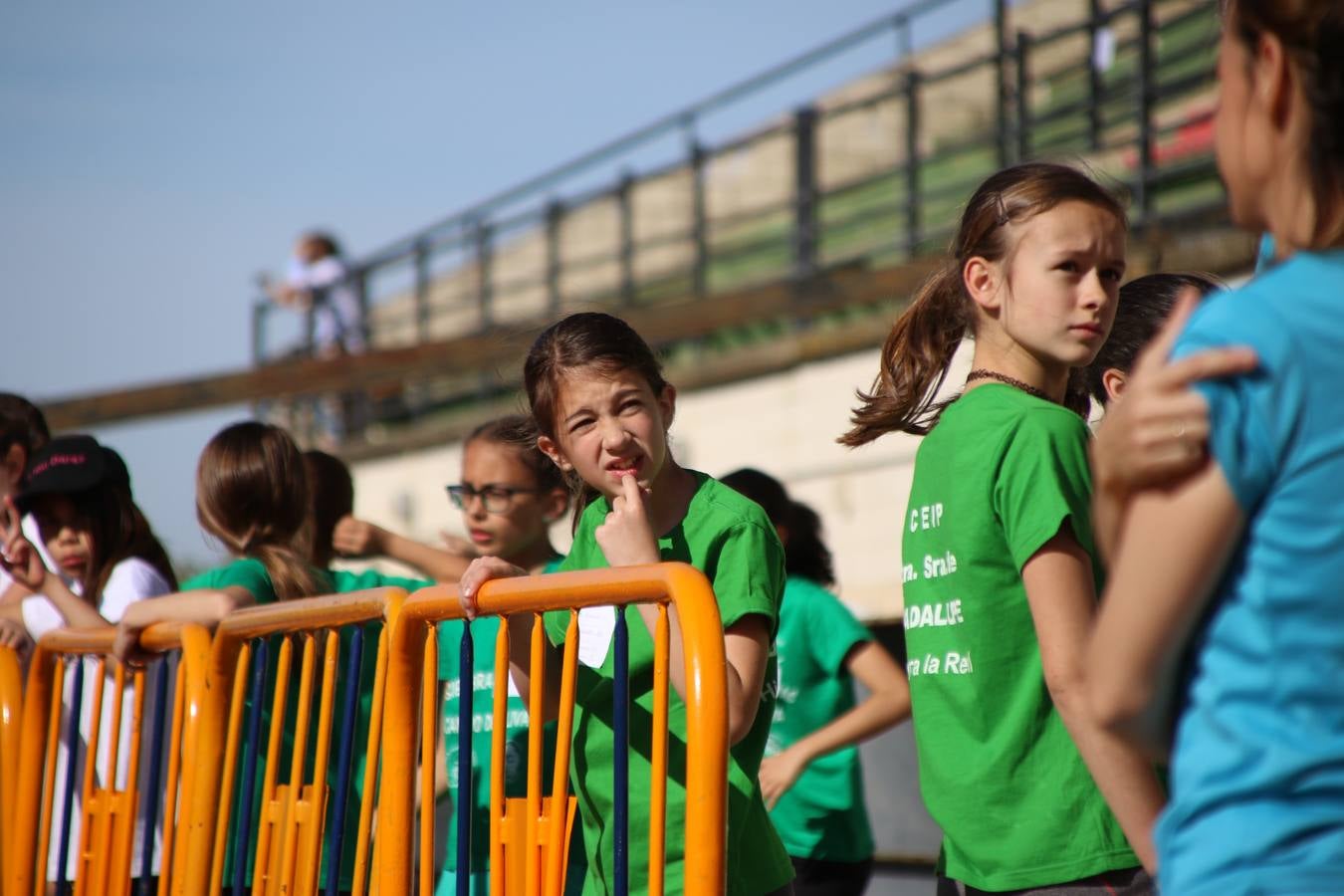 La Ciudad Deportiva 'Manuel Calzado' ha acogido, esta mañana, la celebración de la IV Convivencia Deportiva de Primaria, organizada por el Centro de Profesores y Recursos de esta ciudad con el apoyo del Ayuntamiento de Jerez, la Junta de Extremadura, la Diputación de Badajoz y la Fundación 'Alfonso Gallardo'. Más de 750 escolares de 15 colegios han disfrutado de esta experiencia deportiva con pruebas de atletismo, lanzamiento de peso, salto de altura, salto de longitud y lanzamiento de jabalina.