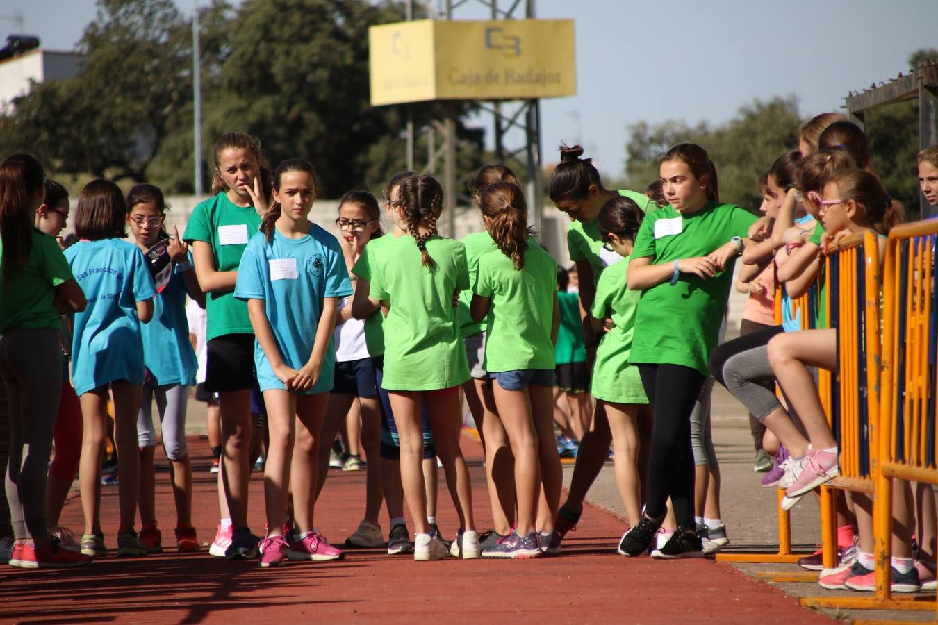 La Ciudad Deportiva 'Manuel Calzado' ha acogido, esta mañana, la celebración de la IV Convivencia Deportiva de Primaria, organizada por el Centro de Profesores y Recursos de esta ciudad con el apoyo del Ayuntamiento de Jerez, la Junta de Extremadura, la Diputación de Badajoz y la Fundación 'Alfonso Gallardo'. Más de 750 escolares de 15 colegios han disfrutado de esta experiencia deportiva con pruebas de atletismo, lanzamiento de peso, salto de altura, salto de longitud y lanzamiento de jabalina.