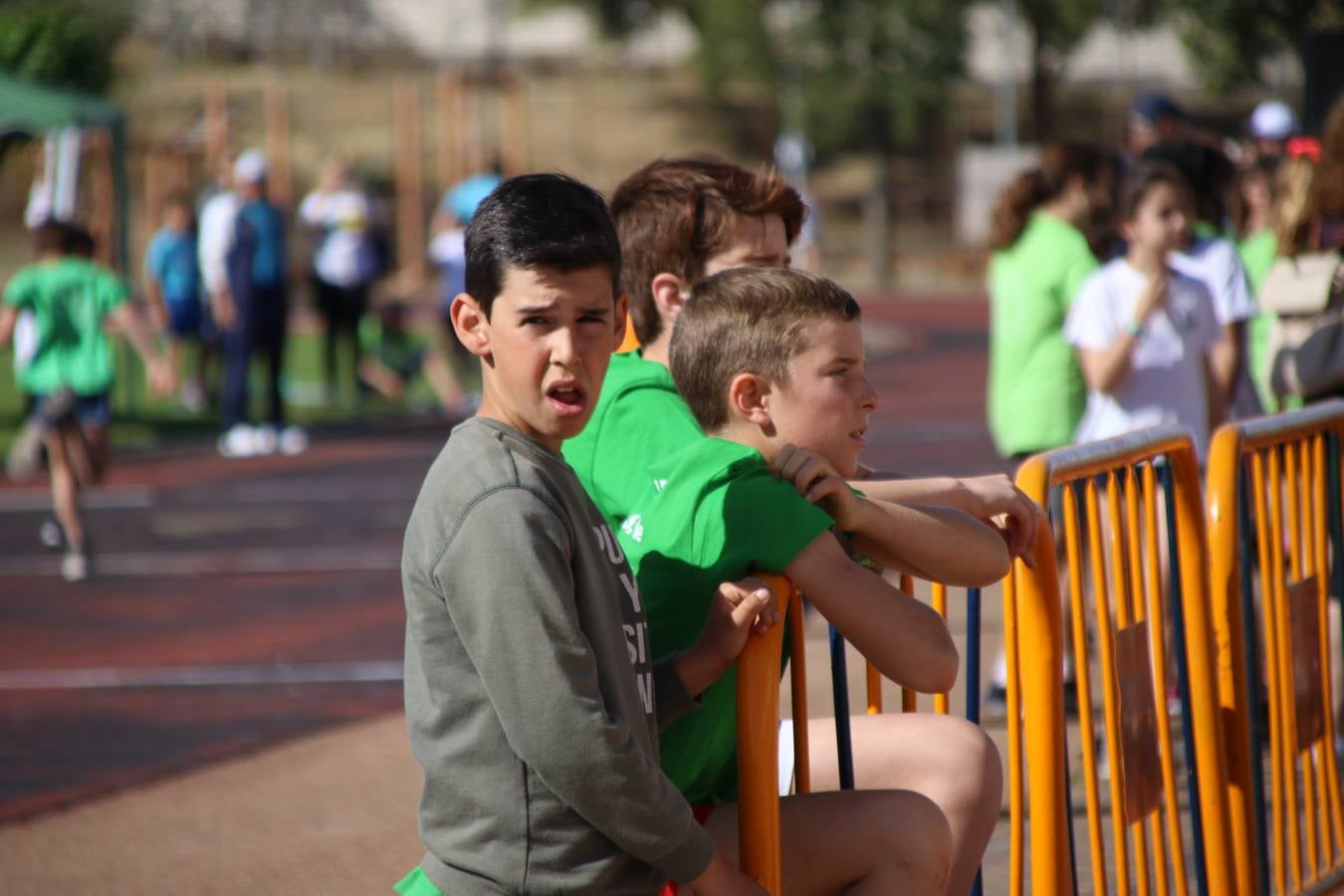 La Ciudad Deportiva 'Manuel Calzado' ha acogido, esta mañana, la celebración de la IV Convivencia Deportiva de Primaria, organizada por el Centro de Profesores y Recursos de esta ciudad con el apoyo del Ayuntamiento de Jerez, la Junta de Extremadura, la Diputación de Badajoz y la Fundación 'Alfonso Gallardo'. Más de 750 escolares de 15 colegios han disfrutado de esta experiencia deportiva con pruebas de atletismo, lanzamiento de peso, salto de altura, salto de longitud y lanzamiento de jabalina.