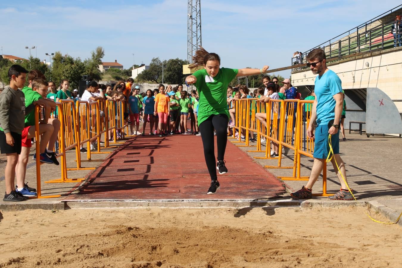 La Ciudad Deportiva 'Manuel Calzado' ha acogido, esta mañana, la celebración de la IV Convivencia Deportiva de Primaria, organizada por el Centro de Profesores y Recursos de esta ciudad con el apoyo del Ayuntamiento de Jerez, la Junta de Extremadura, la Diputación de Badajoz y la Fundación 'Alfonso Gallardo'. Más de 750 escolares de 15 colegios han disfrutado de esta experiencia deportiva con pruebas de atletismo, lanzamiento de peso, salto de altura, salto de longitud y lanzamiento de jabalina.
