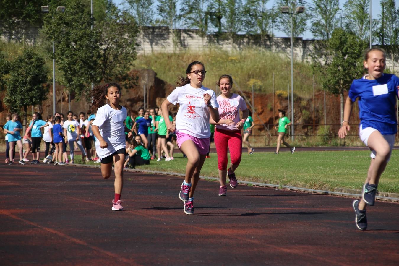 La Ciudad Deportiva 'Manuel Calzado' ha acogido, esta mañana, la celebración de la IV Convivencia Deportiva de Primaria, organizada por el Centro de Profesores y Recursos de esta ciudad con el apoyo del Ayuntamiento de Jerez, la Junta de Extremadura, la Diputación de Badajoz y la Fundación 'Alfonso Gallardo'. Más de 750 escolares de 15 colegios han disfrutado de esta experiencia deportiva con pruebas de atletismo, lanzamiento de peso, salto de altura, salto de longitud y lanzamiento de jabalina.