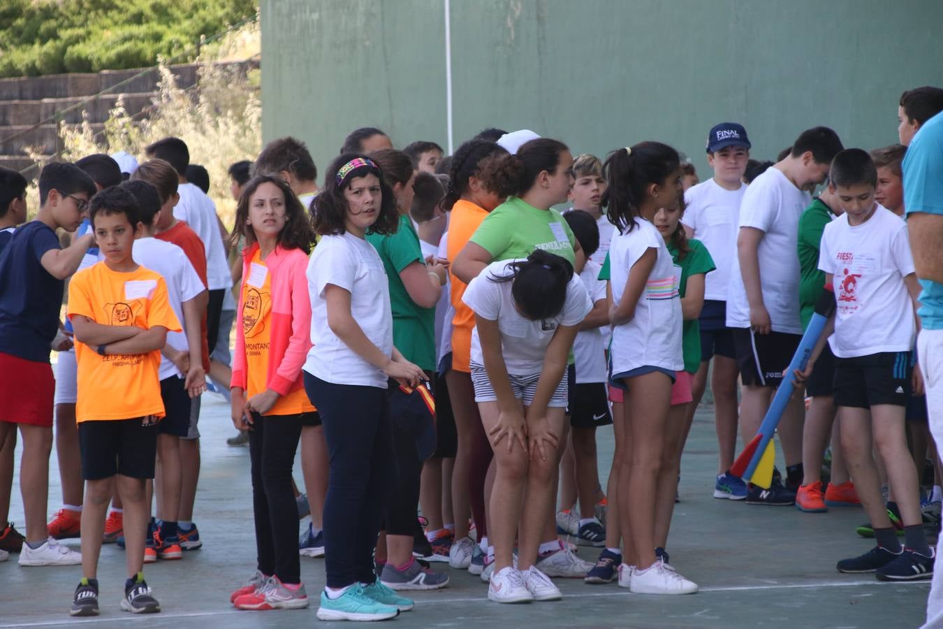 La Ciudad Deportiva 'Manuel Calzado' ha acogido, esta mañana, la celebración de la IV Convivencia Deportiva de Primaria, organizada por el Centro de Profesores y Recursos de esta ciudad con el apoyo del Ayuntamiento de Jerez, la Junta de Extremadura, la Diputación de Badajoz y la Fundación 'Alfonso Gallardo'. Más de 750 escolares de 15 colegios han disfrutado de esta experiencia deportiva con pruebas de atletismo, lanzamiento de peso, salto de altura, salto de longitud y lanzamiento de jabalina.