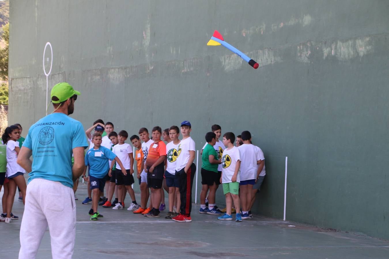 La Ciudad Deportiva 'Manuel Calzado' ha acogido, esta mañana, la celebración de la IV Convivencia Deportiva de Primaria, organizada por el Centro de Profesores y Recursos de esta ciudad con el apoyo del Ayuntamiento de Jerez, la Junta de Extremadura, la Diputación de Badajoz y la Fundación 'Alfonso Gallardo'. Más de 750 escolares de 15 colegios han disfrutado de esta experiencia deportiva con pruebas de atletismo, lanzamiento de peso, salto de altura, salto de longitud y lanzamiento de jabalina.