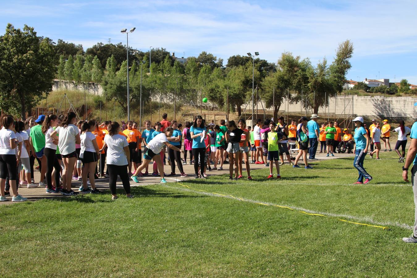 La Ciudad Deportiva 'Manuel Calzado' ha acogido, esta mañana, la celebración de la IV Convivencia Deportiva de Primaria, organizada por el Centro de Profesores y Recursos de esta ciudad con el apoyo del Ayuntamiento de Jerez, la Junta de Extremadura, la Diputación de Badajoz y la Fundación 'Alfonso Gallardo'. Más de 750 escolares de 15 colegios han disfrutado de esta experiencia deportiva con pruebas de atletismo, lanzamiento de peso, salto de altura, salto de longitud y lanzamiento de jabalina.