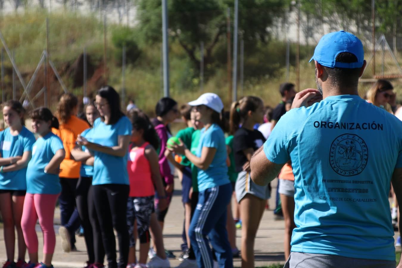 La Ciudad Deportiva 'Manuel Calzado' ha acogido, esta mañana, la celebración de la IV Convivencia Deportiva de Primaria, organizada por el Centro de Profesores y Recursos de esta ciudad con el apoyo del Ayuntamiento de Jerez, la Junta de Extremadura, la Diputación de Badajoz y la Fundación 'Alfonso Gallardo'. Más de 750 escolares de 15 colegios han disfrutado de esta experiencia deportiva con pruebas de atletismo, lanzamiento de peso, salto de altura, salto de longitud y lanzamiento de jabalina.