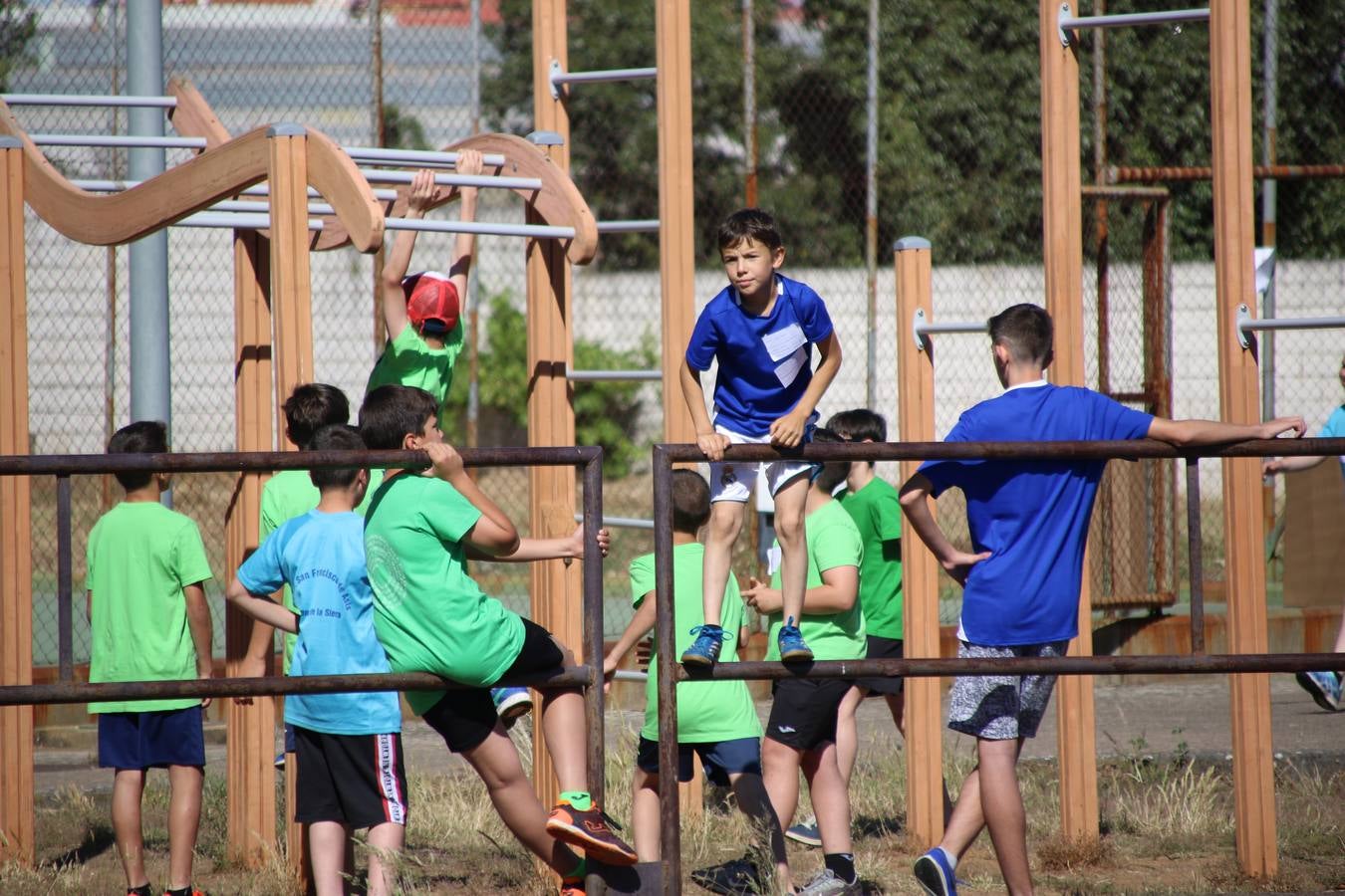 La Ciudad Deportiva 'Manuel Calzado' ha acogido, esta mañana, la celebración de la IV Convivencia Deportiva de Primaria, organizada por el Centro de Profesores y Recursos de esta ciudad con el apoyo del Ayuntamiento de Jerez, la Junta de Extremadura, la Diputación de Badajoz y la Fundación 'Alfonso Gallardo'. Más de 750 escolares de 15 colegios han disfrutado de esta experiencia deportiva con pruebas de atletismo, lanzamiento de peso, salto de altura, salto de longitud y lanzamiento de jabalina.