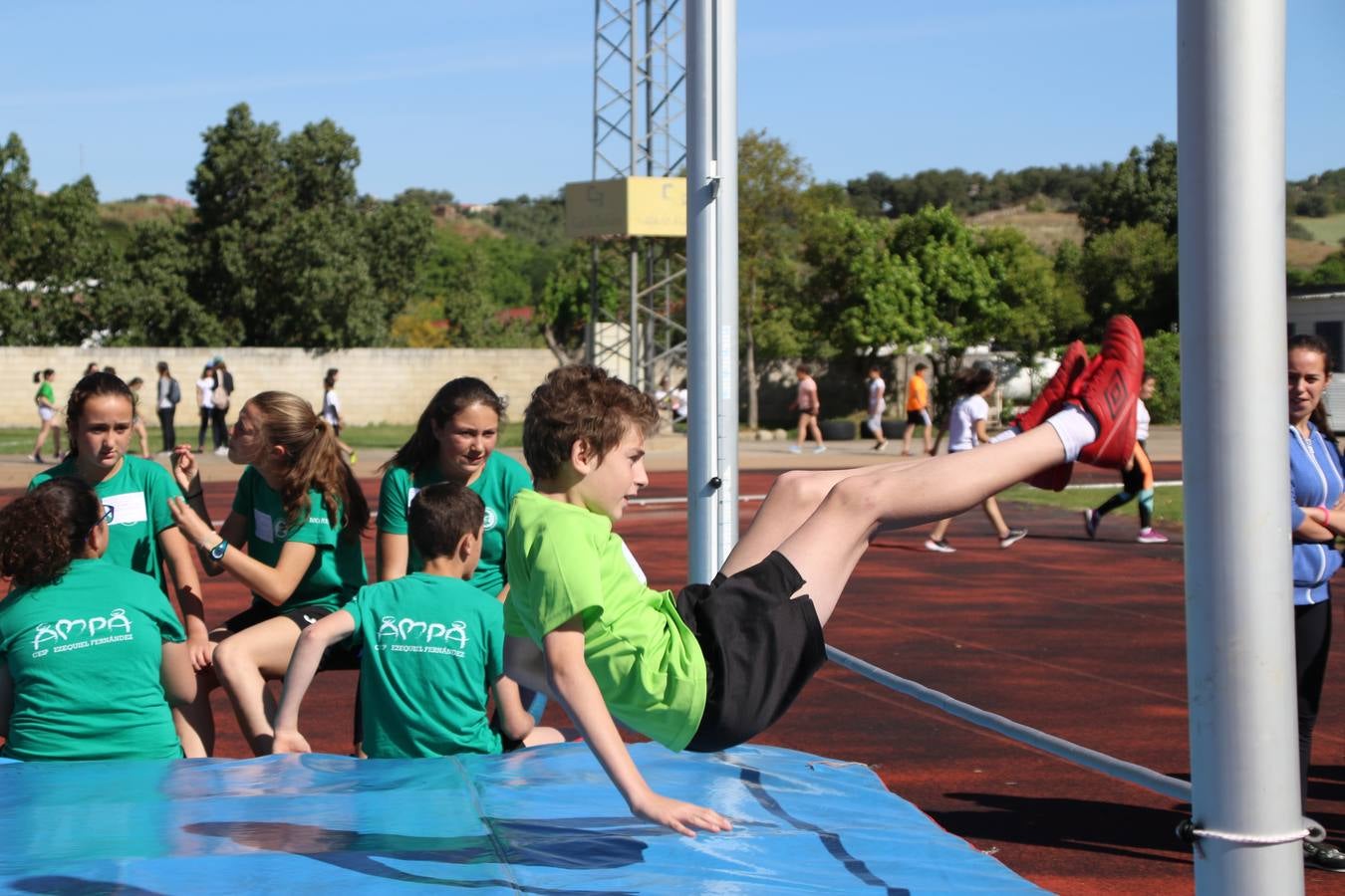 La Ciudad Deportiva 'Manuel Calzado' ha acogido, esta mañana, la celebración de la IV Convivencia Deportiva de Primaria, organizada por el Centro de Profesores y Recursos de esta ciudad con el apoyo del Ayuntamiento de Jerez, la Junta de Extremadura, la Diputación de Badajoz y la Fundación 'Alfonso Gallardo'. Más de 750 escolares de 15 colegios han disfrutado de esta experiencia deportiva con pruebas de atletismo, lanzamiento de peso, salto de altura, salto de longitud y lanzamiento de jabalina.