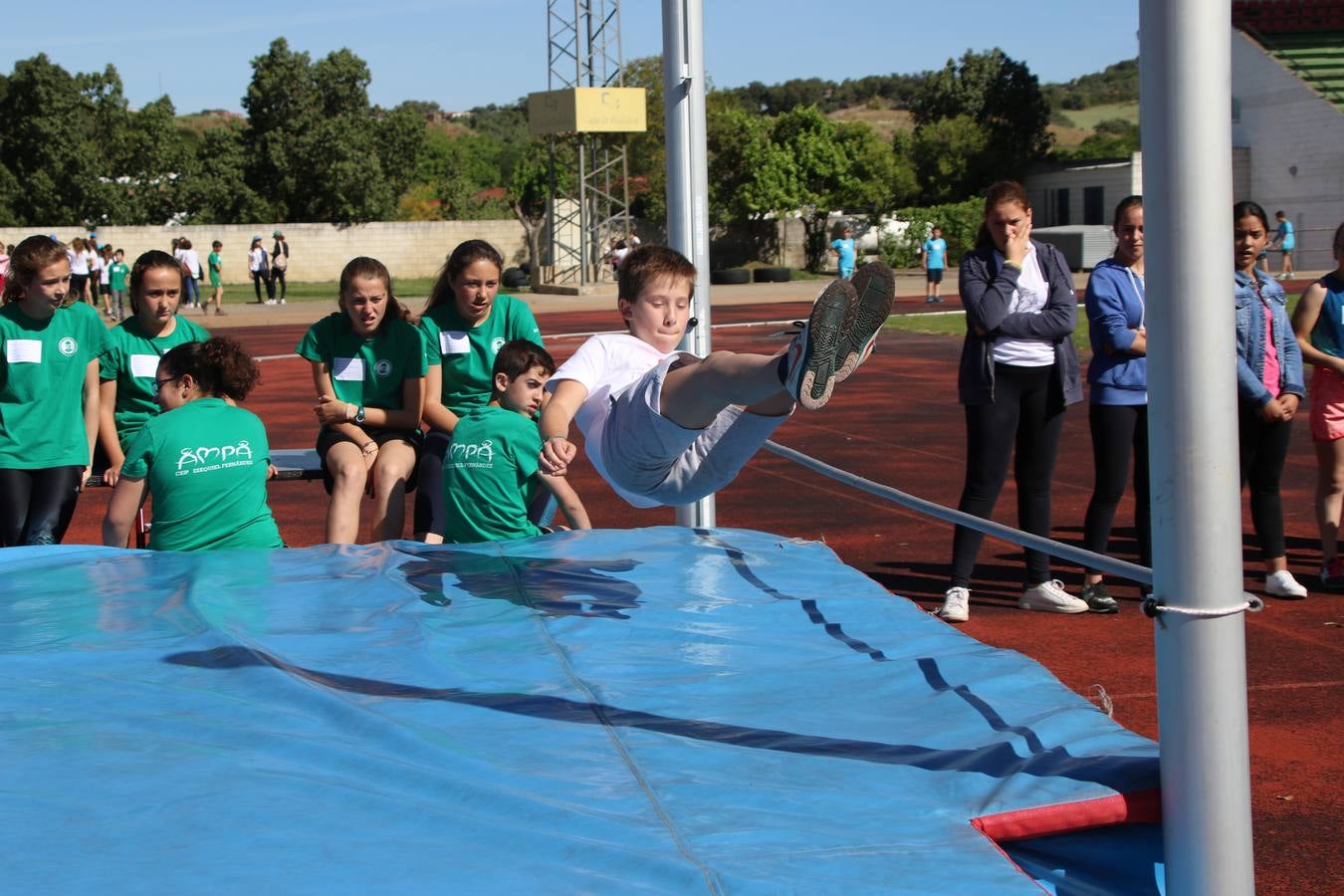 La Ciudad Deportiva 'Manuel Calzado' ha acogido, esta mañana, la celebración de la IV Convivencia Deportiva de Primaria, organizada por el Centro de Profesores y Recursos de esta ciudad con el apoyo del Ayuntamiento de Jerez, la Junta de Extremadura, la Diputación de Badajoz y la Fundación 'Alfonso Gallardo'. Más de 750 escolares de 15 colegios han disfrutado de esta experiencia deportiva con pruebas de atletismo, lanzamiento de peso, salto de altura, salto de longitud y lanzamiento de jabalina.