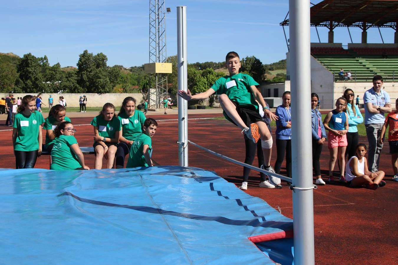 La Ciudad Deportiva 'Manuel Calzado' ha acogido, esta mañana, la celebración de la IV Convivencia Deportiva de Primaria, organizada por el Centro de Profesores y Recursos de esta ciudad con el apoyo del Ayuntamiento de Jerez, la Junta de Extremadura, la Diputación de Badajoz y la Fundación 'Alfonso Gallardo'. Más de 750 escolares de 15 colegios han disfrutado de esta experiencia deportiva con pruebas de atletismo, lanzamiento de peso, salto de altura, salto de longitud y lanzamiento de jabalina.