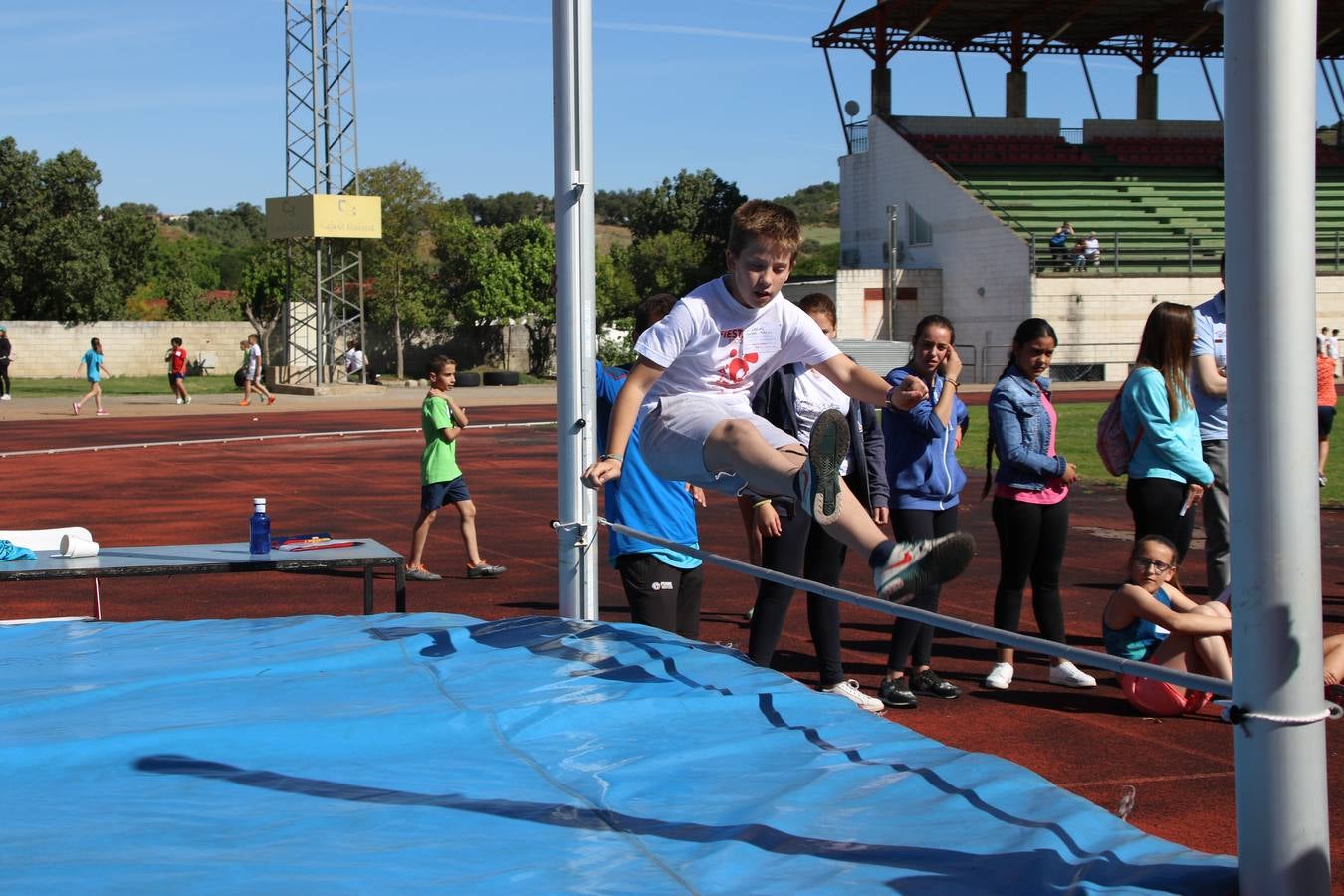 La Ciudad Deportiva 'Manuel Calzado' ha acogido, esta mañana, la celebración de la IV Convivencia Deportiva de Primaria, organizada por el Centro de Profesores y Recursos de esta ciudad con el apoyo del Ayuntamiento de Jerez, la Junta de Extremadura, la Diputación de Badajoz y la Fundación 'Alfonso Gallardo'. Más de 750 escolares de 15 colegios han disfrutado de esta experiencia deportiva con pruebas de atletismo, lanzamiento de peso, salto de altura, salto de longitud y lanzamiento de jabalina.