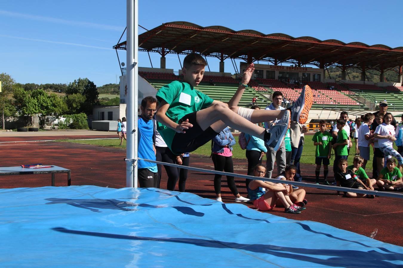 La Ciudad Deportiva 'Manuel Calzado' ha acogido, esta mañana, la celebración de la IV Convivencia Deportiva de Primaria, organizada por el Centro de Profesores y Recursos de esta ciudad con el apoyo del Ayuntamiento de Jerez, la Junta de Extremadura, la Diputación de Badajoz y la Fundación 'Alfonso Gallardo'. Más de 750 escolares de 15 colegios han disfrutado de esta experiencia deportiva con pruebas de atletismo, lanzamiento de peso, salto de altura, salto de longitud y lanzamiento de jabalina.
