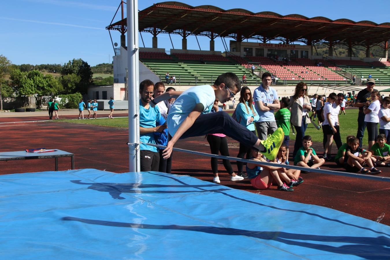 La Ciudad Deportiva 'Manuel Calzado' ha acogido, esta mañana, la celebración de la IV Convivencia Deportiva de Primaria, organizada por el Centro de Profesores y Recursos de esta ciudad con el apoyo del Ayuntamiento de Jerez, la Junta de Extremadura, la Diputación de Badajoz y la Fundación 'Alfonso Gallardo'. Más de 750 escolares de 15 colegios han disfrutado de esta experiencia deportiva con pruebas de atletismo, lanzamiento de peso, salto de altura, salto de longitud y lanzamiento de jabalina.