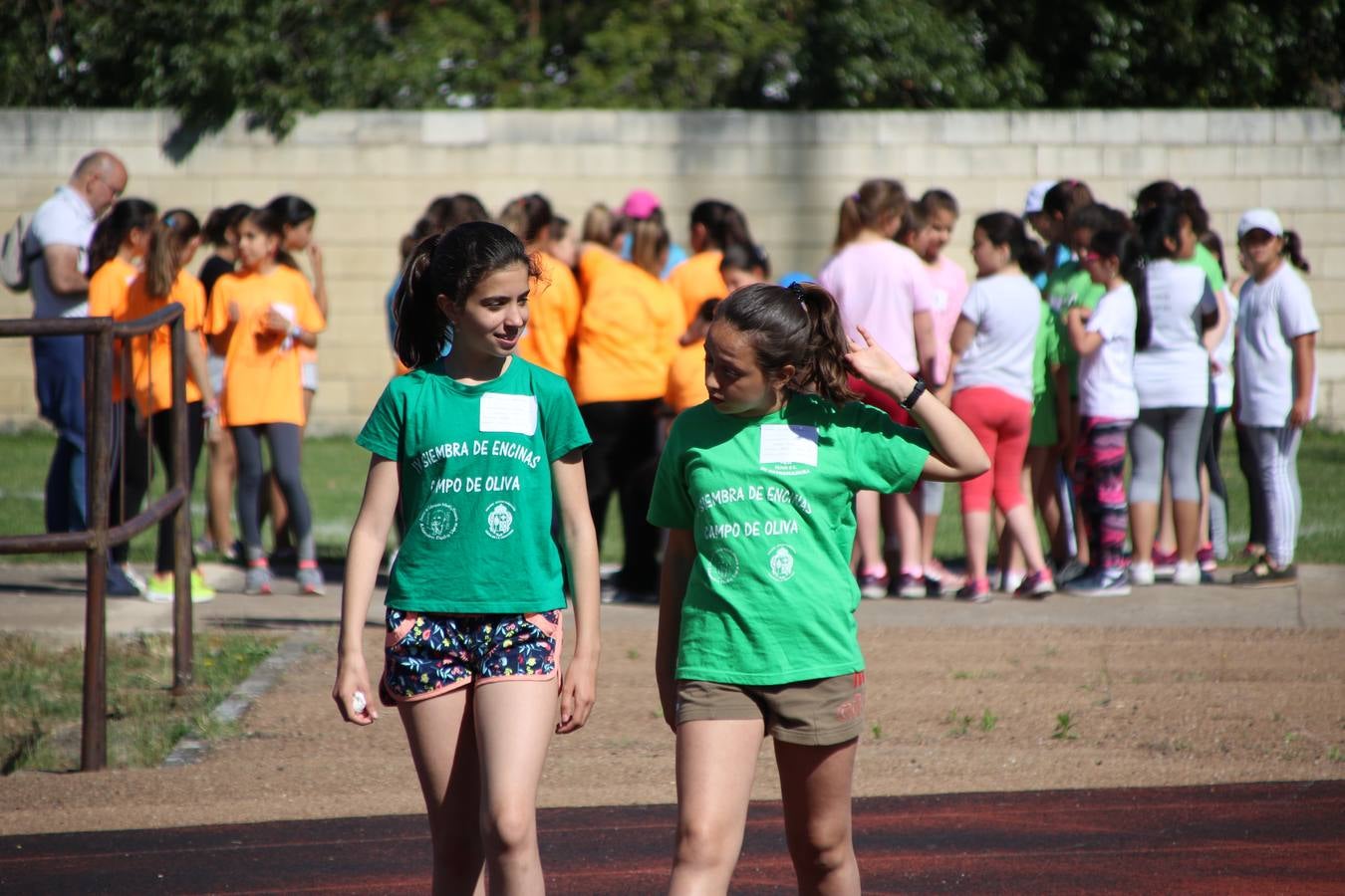 La Ciudad Deportiva 'Manuel Calzado' ha acogido, esta mañana, la celebración de la IV Convivencia Deportiva de Primaria, organizada por el Centro de Profesores y Recursos de esta ciudad con el apoyo del Ayuntamiento de Jerez, la Junta de Extremadura, la Diputación de Badajoz y la Fundación 'Alfonso Gallardo'. Más de 750 escolares de 15 colegios han disfrutado de esta experiencia deportiva con pruebas de atletismo, lanzamiento de peso, salto de altura, salto de longitud y lanzamiento de jabalina.