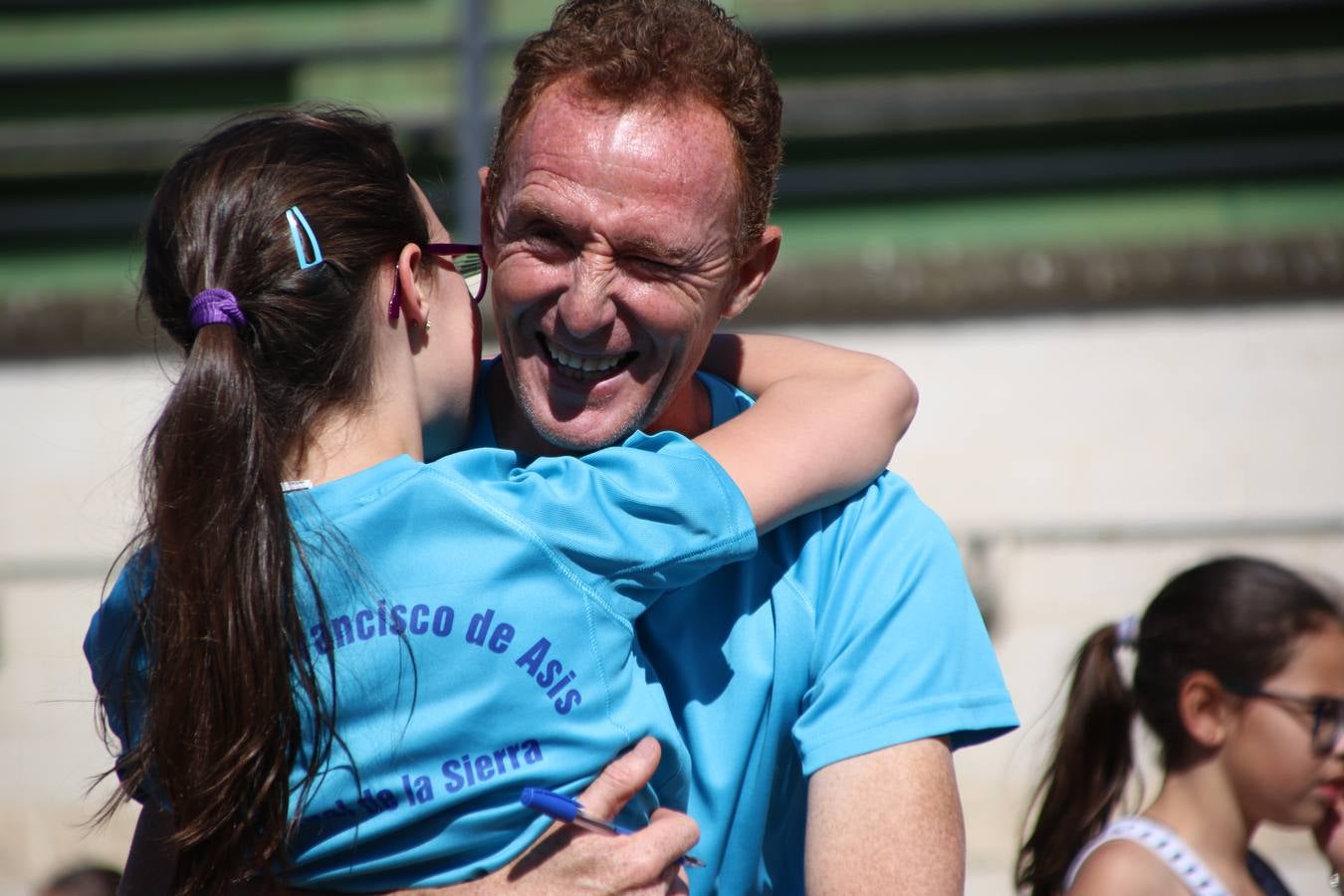 La Ciudad Deportiva 'Manuel Calzado' ha acogido, esta mañana, la celebración de la IV Convivencia Deportiva de Primaria, organizada por el Centro de Profesores y Recursos de esta ciudad con el apoyo del Ayuntamiento de Jerez, la Junta de Extremadura, la Diputación de Badajoz y la Fundación 'Alfonso Gallardo'. Más de 750 escolares de 15 colegios han disfrutado de esta experiencia deportiva con pruebas de atletismo, lanzamiento de peso, salto de altura, salto de longitud y lanzamiento de jabalina.