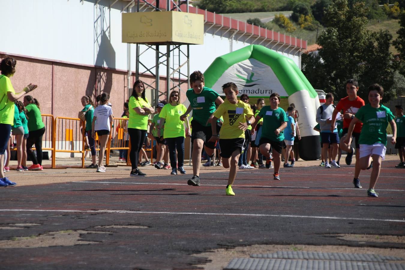 La Ciudad Deportiva 'Manuel Calzado' ha acogido, esta mañana, la celebración de la IV Convivencia Deportiva de Primaria, organizada por el Centro de Profesores y Recursos de esta ciudad con el apoyo del Ayuntamiento de Jerez, la Junta de Extremadura, la Diputación de Badajoz y la Fundación 'Alfonso Gallardo'. Más de 750 escolares de 15 colegios han disfrutado de esta experiencia deportiva con pruebas de atletismo, lanzamiento de peso, salto de altura, salto de longitud y lanzamiento de jabalina.