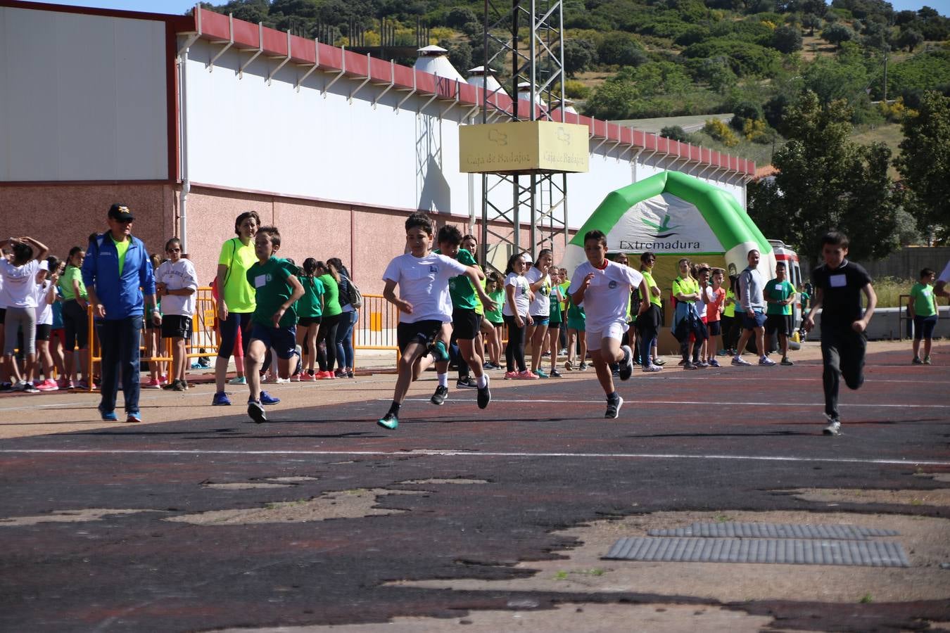 La Ciudad Deportiva 'Manuel Calzado' ha acogido, esta mañana, la celebración de la IV Convivencia Deportiva de Primaria, organizada por el Centro de Profesores y Recursos de esta ciudad con el apoyo del Ayuntamiento de Jerez, la Junta de Extremadura, la Diputación de Badajoz y la Fundación 'Alfonso Gallardo'. Más de 750 escolares de 15 colegios han disfrutado de esta experiencia deportiva con pruebas de atletismo, lanzamiento de peso, salto de altura, salto de longitud y lanzamiento de jabalina.