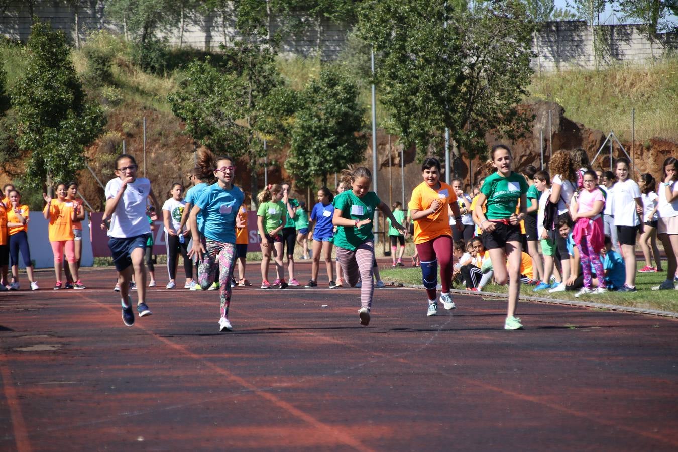 La Ciudad Deportiva 'Manuel Calzado' ha acogido, esta mañana, la celebración de la IV Convivencia Deportiva de Primaria, organizada por el Centro de Profesores y Recursos de esta ciudad con el apoyo del Ayuntamiento de Jerez, la Junta de Extremadura, la Diputación de Badajoz y la Fundación 'Alfonso Gallardo'. Más de 750 escolares de 15 colegios han disfrutado de esta experiencia deportiva con pruebas de atletismo, lanzamiento de peso, salto de altura, salto de longitud y lanzamiento de jabalina.