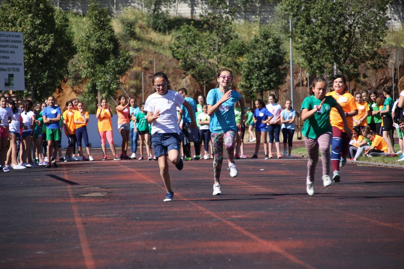 La Ciudad Deportiva 'Manuel Calzado' ha acogido, esta mañana, la celebración de la IV Convivencia Deportiva de Primaria, organizada por el Centro de Profesores y Recursos de esta ciudad con el apoyo del Ayuntamiento de Jerez, la Junta de Extremadura, la Diputación de Badajoz y la Fundación 'Alfonso Gallardo'. Más de 750 escolares de 15 colegios han disfrutado de esta experiencia deportiva con pruebas de atletismo, lanzamiento de peso, salto de altura, salto de longitud y lanzamiento de jabalina.