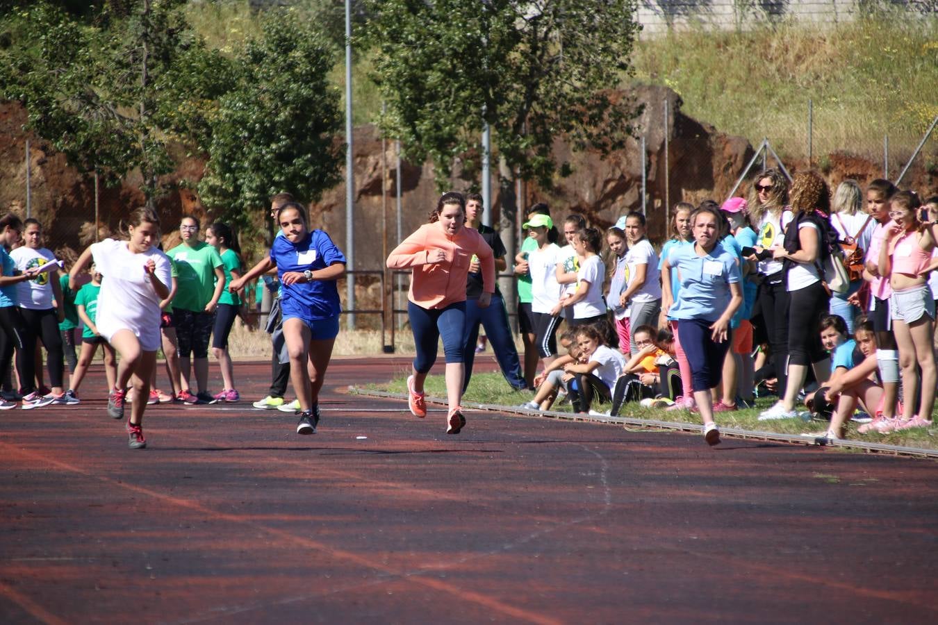 La Ciudad Deportiva 'Manuel Calzado' ha acogido, esta mañana, la celebración de la IV Convivencia Deportiva de Primaria, organizada por el Centro de Profesores y Recursos de esta ciudad con el apoyo del Ayuntamiento de Jerez, la Junta de Extremadura, la Diputación de Badajoz y la Fundación 'Alfonso Gallardo'. Más de 750 escolares de 15 colegios han disfrutado de esta experiencia deportiva con pruebas de atletismo, lanzamiento de peso, salto de altura, salto de longitud y lanzamiento de jabalina.
