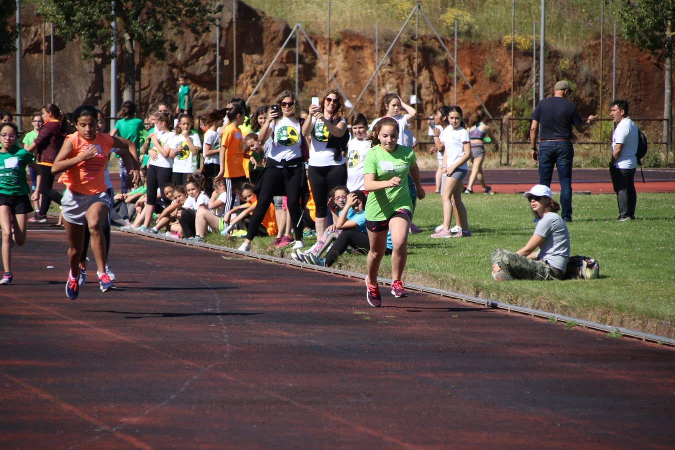 La Ciudad Deportiva 'Manuel Calzado' ha acogido, esta mañana, la celebración de la IV Convivencia Deportiva de Primaria, organizada por el Centro de Profesores y Recursos de esta ciudad con el apoyo del Ayuntamiento de Jerez, la Junta de Extremadura, la Diputación de Badajoz y la Fundación 'Alfonso Gallardo'. Más de 750 escolares de 15 colegios han disfrutado de esta experiencia deportiva con pruebas de atletismo, lanzamiento de peso, salto de altura, salto de longitud y lanzamiento de jabalina.