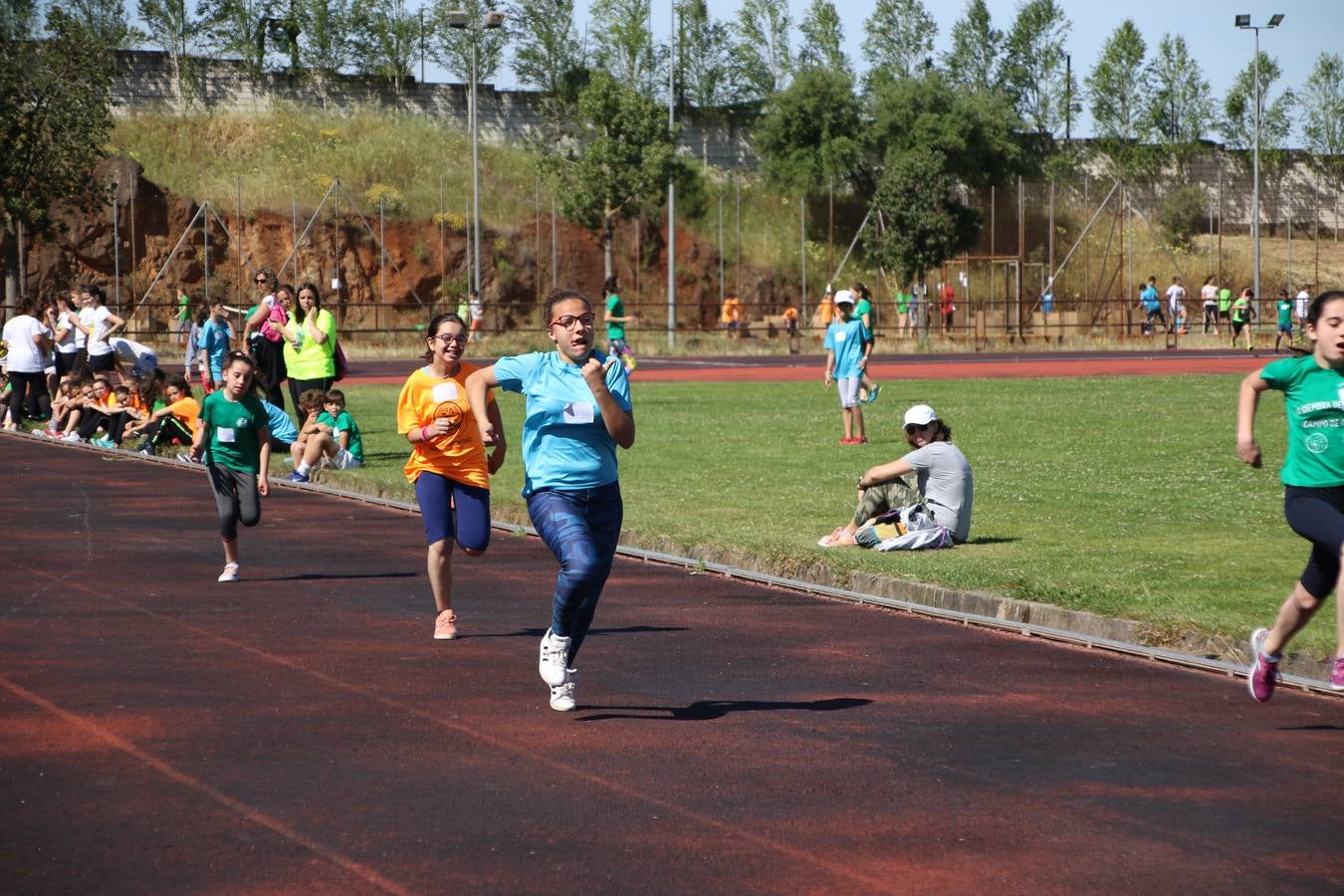 La Ciudad Deportiva 'Manuel Calzado' ha acogido, esta mañana, la celebración de la IV Convivencia Deportiva de Primaria, organizada por el Centro de Profesores y Recursos de esta ciudad con el apoyo del Ayuntamiento de Jerez, la Junta de Extremadura, la Diputación de Badajoz y la Fundación 'Alfonso Gallardo'. Más de 750 escolares de 15 colegios han disfrutado de esta experiencia deportiva con pruebas de atletismo, lanzamiento de peso, salto de altura, salto de longitud y lanzamiento de jabalina.