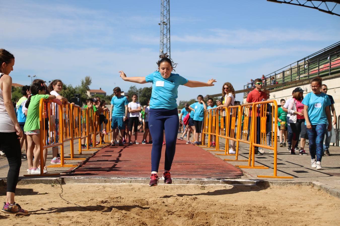 La Ciudad Deportiva 'Manuel Calzado' ha acogido, esta mañana, la celebración de la IV Convivencia Deportiva de Primaria, organizada por el Centro de Profesores y Recursos de esta ciudad con el apoyo del Ayuntamiento de Jerez, la Junta de Extremadura, la Diputación de Badajoz y la Fundación 'Alfonso Gallardo'. Más de 750 escolares de 15 colegios han disfrutado de esta experiencia deportiva con pruebas de atletismo, lanzamiento de peso, salto de altura, salto de longitud y lanzamiento de jabalina.