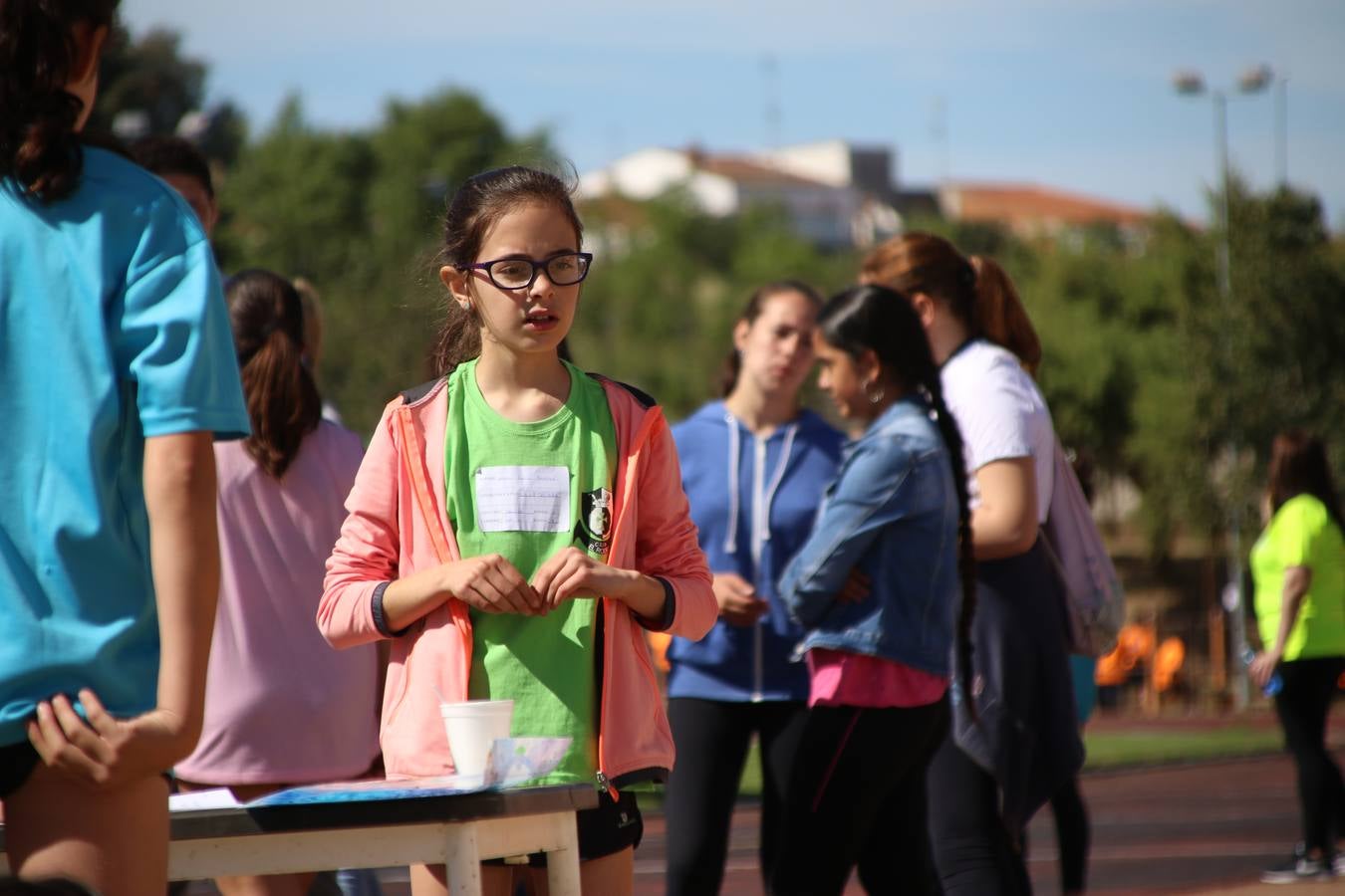 La Ciudad Deportiva 'Manuel Calzado' ha acogido, esta mañana, la celebración de la IV Convivencia Deportiva de Primaria, organizada por el Centro de Profesores y Recursos de esta ciudad con el apoyo del Ayuntamiento de Jerez, la Junta de Extremadura, la Diputación de Badajoz y la Fundación 'Alfonso Gallardo'. Más de 750 escolares de 15 colegios han disfrutado de esta experiencia deportiva con pruebas de atletismo, lanzamiento de peso, salto de altura, salto de longitud y lanzamiento de jabalina.