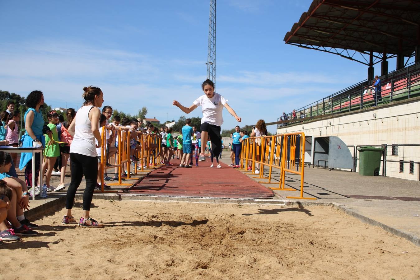 La Ciudad Deportiva 'Manuel Calzado' ha acogido, esta mañana, la celebración de la IV Convivencia Deportiva de Primaria, organizada por el Centro de Profesores y Recursos de esta ciudad con el apoyo del Ayuntamiento de Jerez, la Junta de Extremadura, la Diputación de Badajoz y la Fundación 'Alfonso Gallardo'. Más de 750 escolares de 15 colegios han disfrutado de esta experiencia deportiva con pruebas de atletismo, lanzamiento de peso, salto de altura, salto de longitud y lanzamiento de jabalina.
