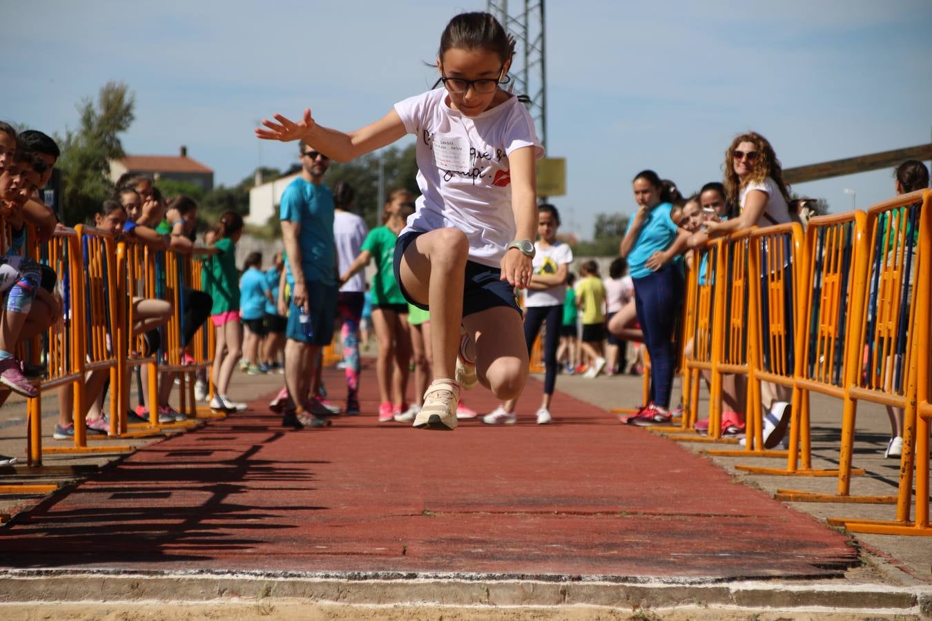 La Ciudad Deportiva 'Manuel Calzado' ha acogido, esta mañana, la celebración de la IV Convivencia Deportiva de Primaria, organizada por el Centro de Profesores y Recursos de esta ciudad con el apoyo del Ayuntamiento de Jerez, la Junta de Extremadura, la Diputación de Badajoz y la Fundación 'Alfonso Gallardo'. Más de 750 escolares de 15 colegios han disfrutado de esta experiencia deportiva con pruebas de atletismo, lanzamiento de peso, salto de altura, salto de longitud y lanzamiento de jabalina.