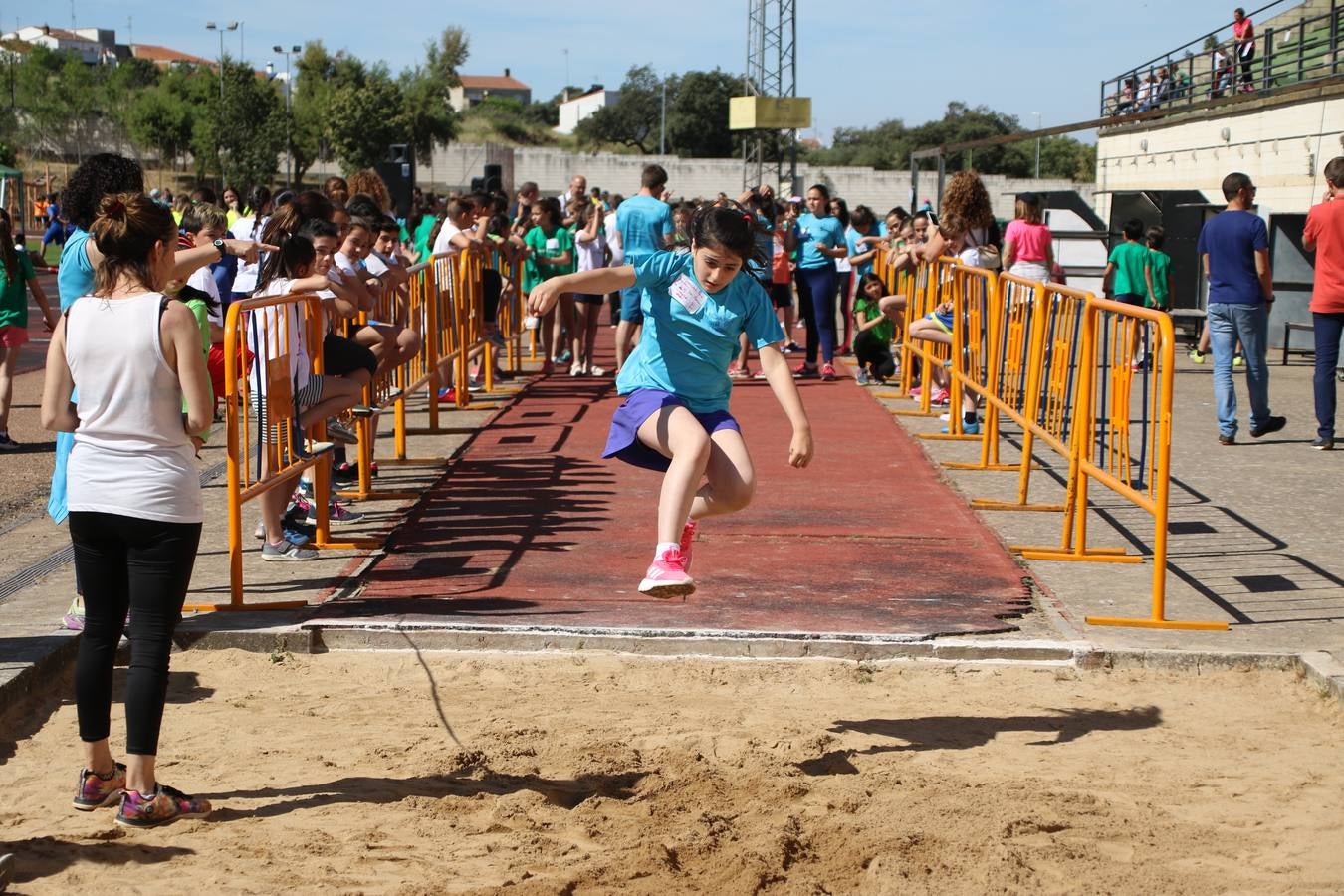 La Ciudad Deportiva 'Manuel Calzado' ha acogido, esta mañana, la celebración de la IV Convivencia Deportiva de Primaria, organizada por el Centro de Profesores y Recursos de esta ciudad con el apoyo del Ayuntamiento de Jerez, la Junta de Extremadura, la Diputación de Badajoz y la Fundación 'Alfonso Gallardo'. Más de 750 escolares de 15 colegios han disfrutado de esta experiencia deportiva con pruebas de atletismo, lanzamiento de peso, salto de altura, salto de longitud y lanzamiento de jabalina.