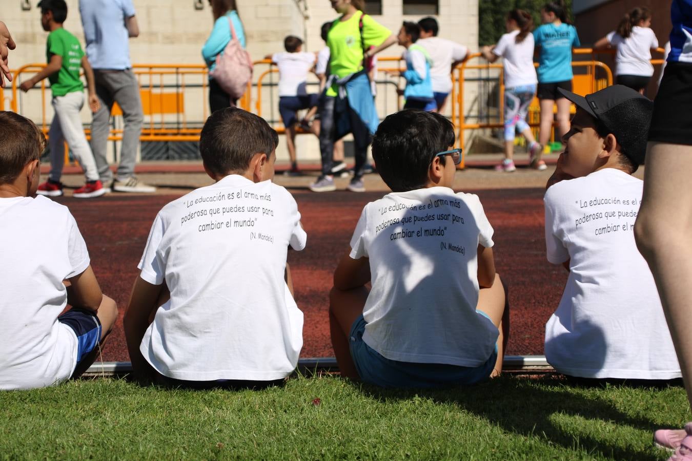 La Ciudad Deportiva 'Manuel Calzado' ha acogido, esta mañana, la celebración de la IV Convivencia Deportiva de Primaria, organizada por el Centro de Profesores y Recursos de esta ciudad con el apoyo del Ayuntamiento de Jerez, la Junta de Extremadura, la Diputación de Badajoz y la Fundación 'Alfonso Gallardo'. Más de 750 escolares de 15 colegios han disfrutado de esta experiencia deportiva con pruebas de atletismo, lanzamiento de peso, salto de altura, salto de longitud y lanzamiento de jabalina.