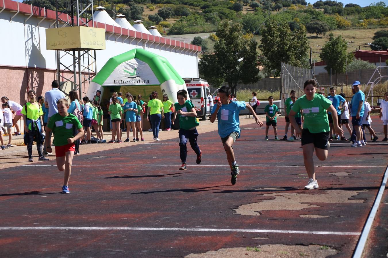 La Ciudad Deportiva 'Manuel Calzado' ha acogido, esta mañana, la celebración de la IV Convivencia Deportiva de Primaria, organizada por el Centro de Profesores y Recursos de esta ciudad con el apoyo del Ayuntamiento de Jerez, la Junta de Extremadura, la Diputación de Badajoz y la Fundación 'Alfonso Gallardo'. Más de 750 escolares de 15 colegios han disfrutado de esta experiencia deportiva con pruebas de atletismo, lanzamiento de peso, salto de altura, salto de longitud y lanzamiento de jabalina.