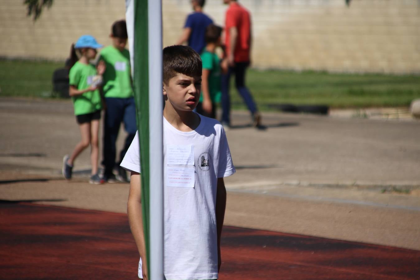 La Ciudad Deportiva 'Manuel Calzado' ha acogido, esta mañana, la celebración de la IV Convivencia Deportiva de Primaria, organizada por el Centro de Profesores y Recursos de esta ciudad con el apoyo del Ayuntamiento de Jerez, la Junta de Extremadura, la Diputación de Badajoz y la Fundación 'Alfonso Gallardo'. Más de 750 escolares de 15 colegios han disfrutado de esta experiencia deportiva con pruebas de atletismo, lanzamiento de peso, salto de altura, salto de longitud y lanzamiento de jabalina.