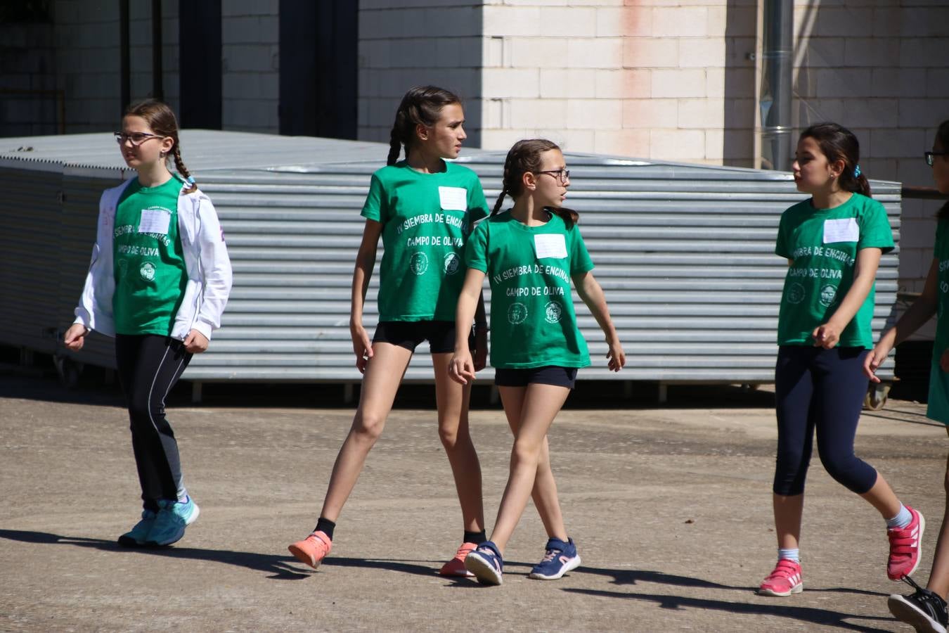 La Ciudad Deportiva 'Manuel Calzado' ha acogido, esta mañana, la celebración de la IV Convivencia Deportiva de Primaria, organizada por el Centro de Profesores y Recursos de esta ciudad con el apoyo del Ayuntamiento de Jerez, la Junta de Extremadura, la Diputación de Badajoz y la Fundación 'Alfonso Gallardo'. Más de 750 escolares de 15 colegios han disfrutado de esta experiencia deportiva con pruebas de atletismo, lanzamiento de peso, salto de altura, salto de longitud y lanzamiento de jabalina.