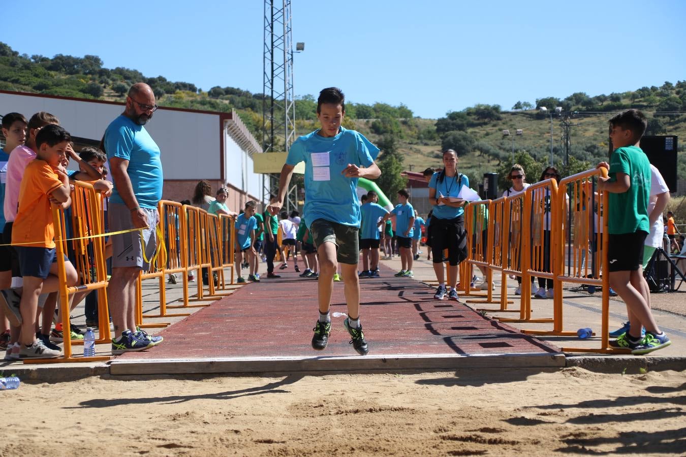 La Ciudad Deportiva 'Manuel Calzado' ha acogido, esta mañana, la celebración de la IV Convivencia Deportiva de Primaria, organizada por el Centro de Profesores y Recursos de esta ciudad con el apoyo del Ayuntamiento de Jerez, la Junta de Extremadura, la Diputación de Badajoz y la Fundación 'Alfonso Gallardo'. Más de 750 escolares de 15 colegios han disfrutado de esta experiencia deportiva con pruebas de atletismo, lanzamiento de peso, salto de altura, salto de longitud y lanzamiento de jabalina.