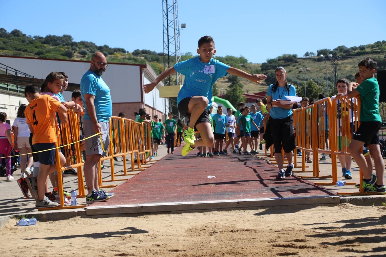 La Ciudad Deportiva 'Manuel Calzado' ha acogido, esta mañana, la celebración de la IV Convivencia Deportiva de Primaria, organizada por el Centro de Profesores y Recursos de esta ciudad con el apoyo del Ayuntamiento de Jerez, la Junta de Extremadura, la Diputación de Badajoz y la Fundación 'Alfonso Gallardo'. Más de 750 escolares de 15 colegios han disfrutado de esta experiencia deportiva con pruebas de atletismo, lanzamiento de peso, salto de altura, salto de longitud y lanzamiento de jabalina.