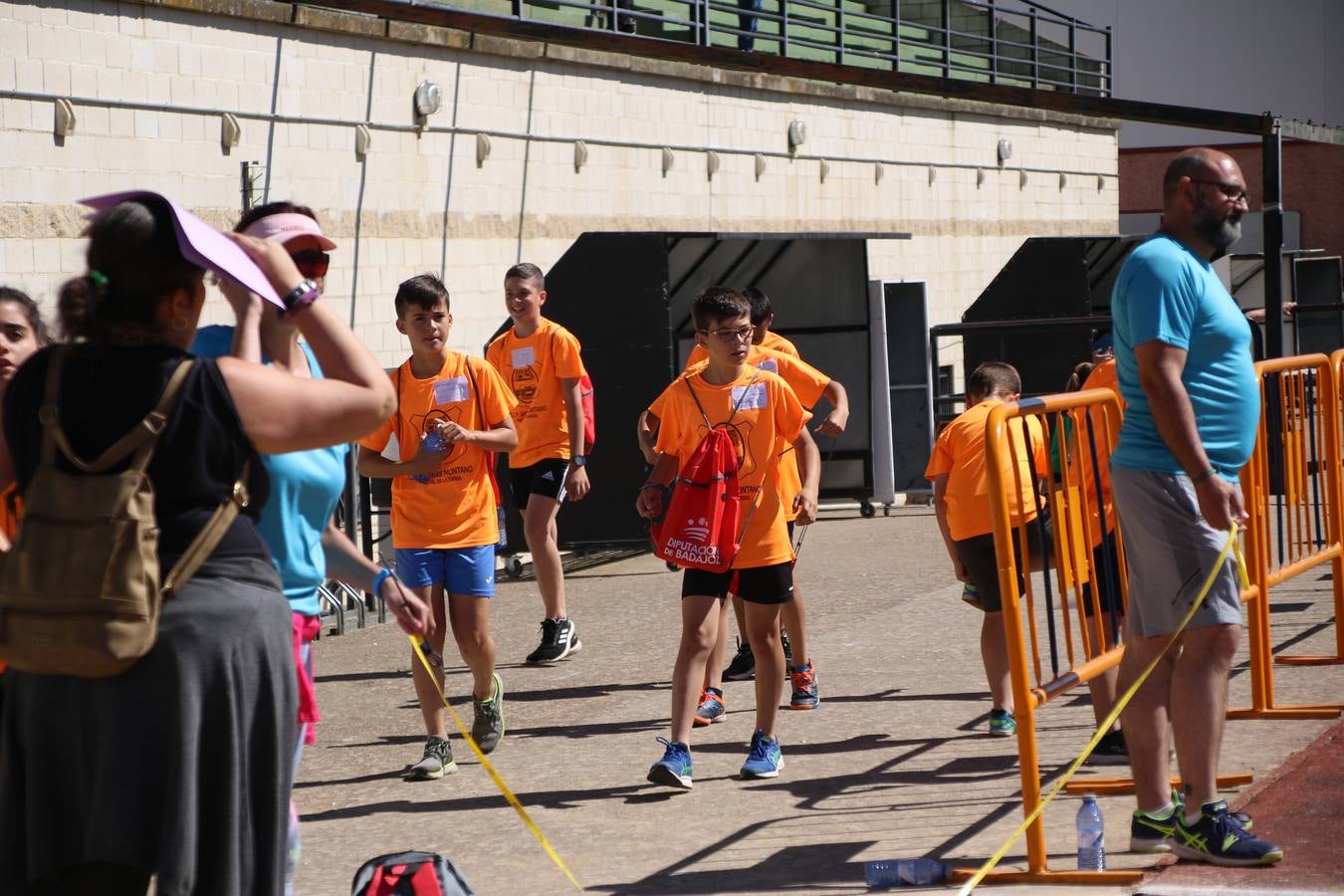 La Ciudad Deportiva 'Manuel Calzado' ha acogido, esta mañana, la celebración de la IV Convivencia Deportiva de Primaria, organizada por el Centro de Profesores y Recursos de esta ciudad con el apoyo del Ayuntamiento de Jerez, la Junta de Extremadura, la Diputación de Badajoz y la Fundación 'Alfonso Gallardo'. Más de 750 escolares de 15 colegios han disfrutado de esta experiencia deportiva con pruebas de atletismo, lanzamiento de peso, salto de altura, salto de longitud y lanzamiento de jabalina.