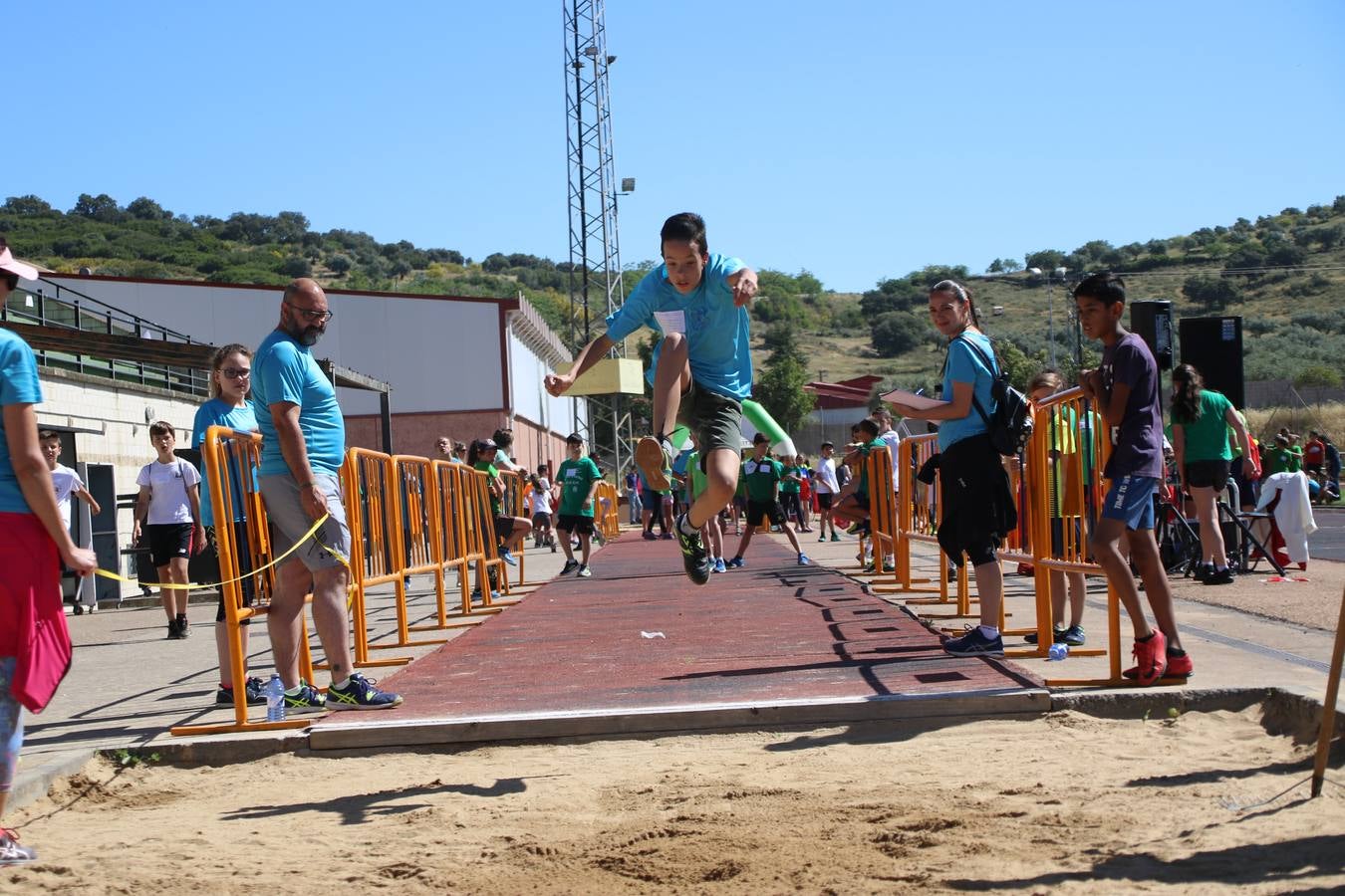 La Ciudad Deportiva 'Manuel Calzado' ha acogido, esta mañana, la celebración de la IV Convivencia Deportiva de Primaria, organizada por el Centro de Profesores y Recursos de esta ciudad con el apoyo del Ayuntamiento de Jerez, la Junta de Extremadura, la Diputación de Badajoz y la Fundación 'Alfonso Gallardo'. Más de 750 escolares de 15 colegios han disfrutado de esta experiencia deportiva con pruebas de atletismo, lanzamiento de peso, salto de altura, salto de longitud y lanzamiento de jabalina.