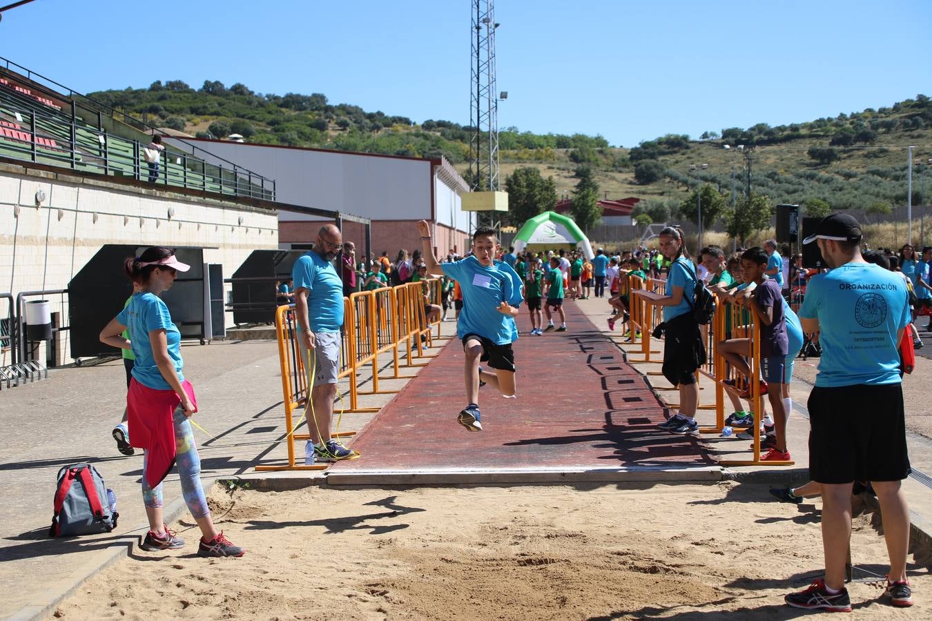La Ciudad Deportiva 'Manuel Calzado' ha acogido, esta mañana, la celebración de la IV Convivencia Deportiva de Primaria, organizada por el Centro de Profesores y Recursos de esta ciudad con el apoyo del Ayuntamiento de Jerez, la Junta de Extremadura, la Diputación de Badajoz y la Fundación 'Alfonso Gallardo'. Más de 750 escolares de 15 colegios han disfrutado de esta experiencia deportiva con pruebas de atletismo, lanzamiento de peso, salto de altura, salto de longitud y lanzamiento de jabalina.