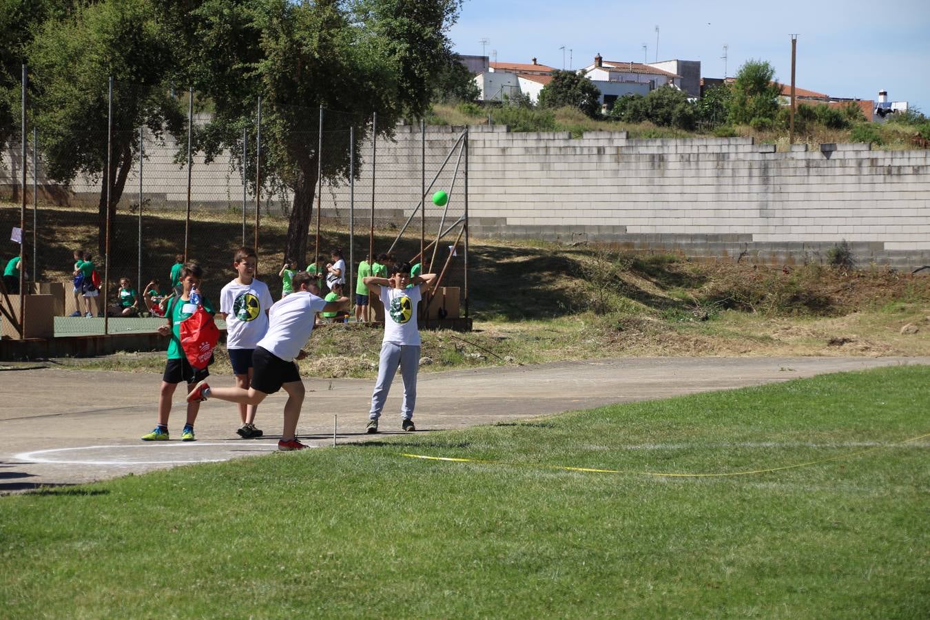 La Ciudad Deportiva 'Manuel Calzado' ha acogido, esta mañana, la celebración de la IV Convivencia Deportiva de Primaria, organizada por el Centro de Profesores y Recursos de esta ciudad con el apoyo del Ayuntamiento de Jerez, la Junta de Extremadura, la Diputación de Badajoz y la Fundación 'Alfonso Gallardo'. Más de 750 escolares de 15 colegios han disfrutado de esta experiencia deportiva con pruebas de atletismo, lanzamiento de peso, salto de altura, salto de longitud y lanzamiento de jabalina.