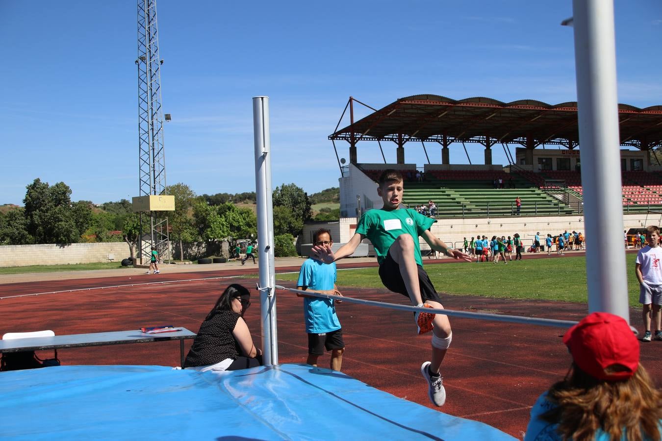 La Ciudad Deportiva 'Manuel Calzado' ha acogido, esta mañana, la celebración de la IV Convivencia Deportiva de Primaria, organizada por el Centro de Profesores y Recursos de esta ciudad con el apoyo del Ayuntamiento de Jerez, la Junta de Extremadura, la Diputación de Badajoz y la Fundación 'Alfonso Gallardo'. Más de 750 escolares de 15 colegios han disfrutado de esta experiencia deportiva con pruebas de atletismo, lanzamiento de peso, salto de altura, salto de longitud y lanzamiento de jabalina.