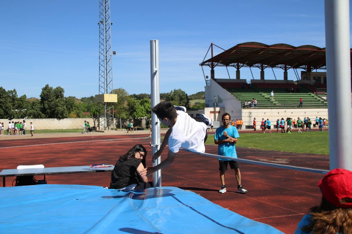 La Ciudad Deportiva 'Manuel Calzado' ha acogido, esta mañana, la celebración de la IV Convivencia Deportiva de Primaria, organizada por el Centro de Profesores y Recursos de esta ciudad con el apoyo del Ayuntamiento de Jerez, la Junta de Extremadura, la Diputación de Badajoz y la Fundación 'Alfonso Gallardo'. Más de 750 escolares de 15 colegios han disfrutado de esta experiencia deportiva con pruebas de atletismo, lanzamiento de peso, salto de altura, salto de longitud y lanzamiento de jabalina.