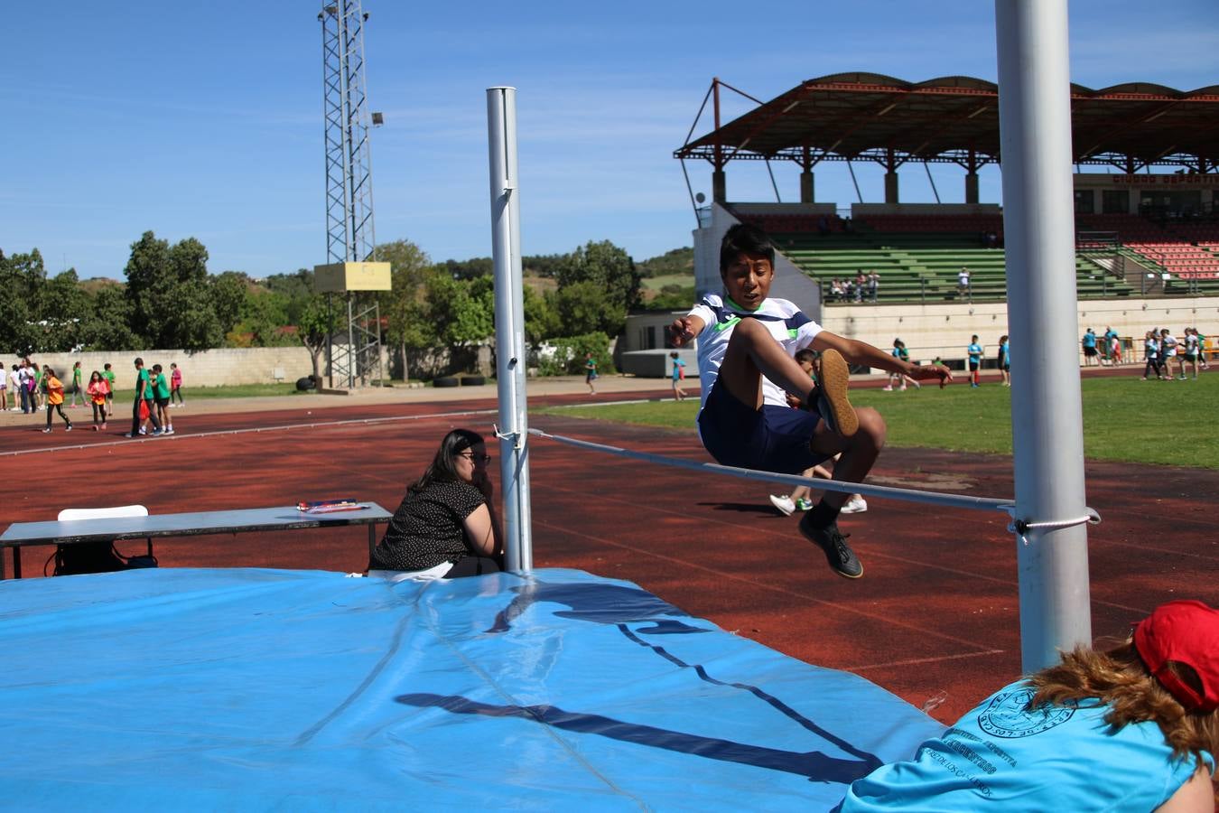 La Ciudad Deportiva 'Manuel Calzado' ha acogido, esta mañana, la celebración de la IV Convivencia Deportiva de Primaria, organizada por el Centro de Profesores y Recursos de esta ciudad con el apoyo del Ayuntamiento de Jerez, la Junta de Extremadura, la Diputación de Badajoz y la Fundación 'Alfonso Gallardo'. Más de 750 escolares de 15 colegios han disfrutado de esta experiencia deportiva con pruebas de atletismo, lanzamiento de peso, salto de altura, salto de longitud y lanzamiento de jabalina.