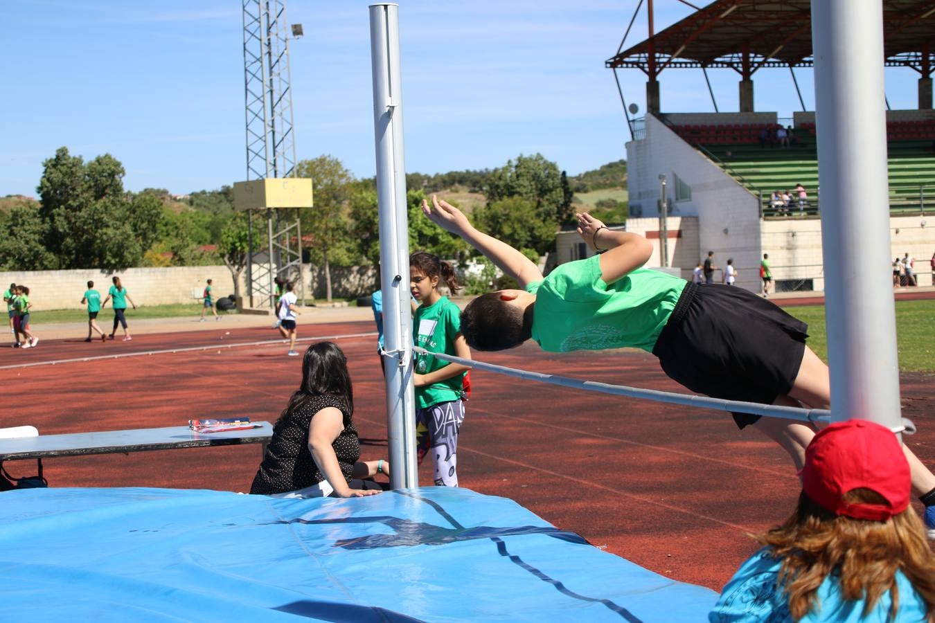 La Ciudad Deportiva 'Manuel Calzado' ha acogido, esta mañana, la celebración de la IV Convivencia Deportiva de Primaria, organizada por el Centro de Profesores y Recursos de esta ciudad con el apoyo del Ayuntamiento de Jerez, la Junta de Extremadura, la Diputación de Badajoz y la Fundación 'Alfonso Gallardo'. Más de 750 escolares de 15 colegios han disfrutado de esta experiencia deportiva con pruebas de atletismo, lanzamiento de peso, salto de altura, salto de longitud y lanzamiento de jabalina.