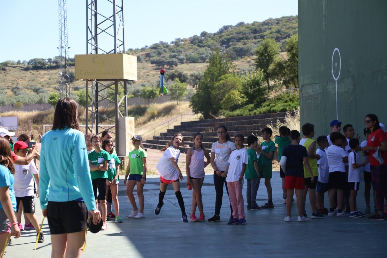 La Ciudad Deportiva 'Manuel Calzado' ha acogido, esta mañana, la celebración de la IV Convivencia Deportiva de Primaria, organizada por el Centro de Profesores y Recursos de esta ciudad con el apoyo del Ayuntamiento de Jerez, la Junta de Extremadura, la Diputación de Badajoz y la Fundación 'Alfonso Gallardo'. Más de 750 escolares de 15 colegios han disfrutado de esta experiencia deportiva con pruebas de atletismo, lanzamiento de peso, salto de altura, salto de longitud y lanzamiento de jabalina.