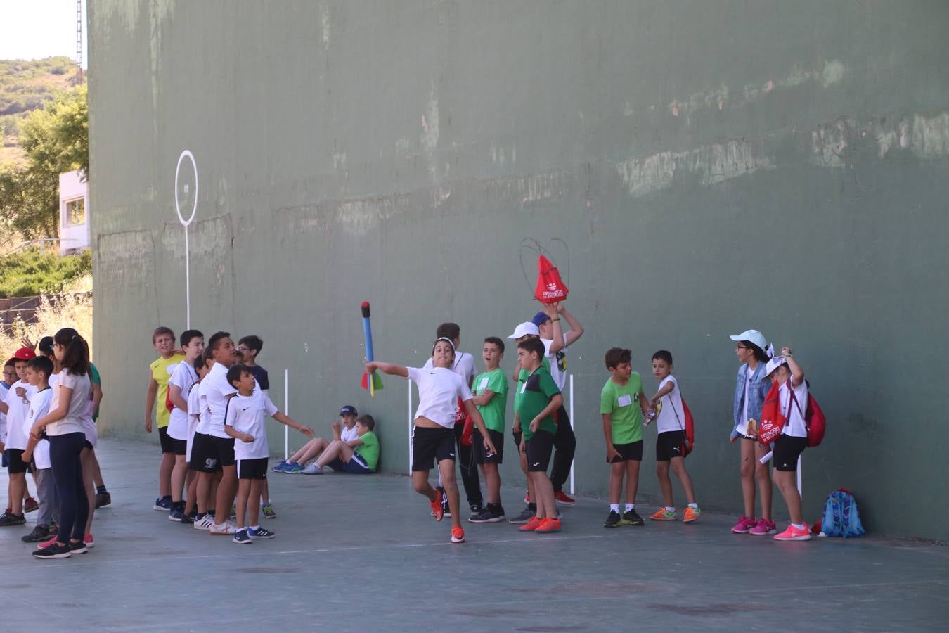 La Ciudad Deportiva 'Manuel Calzado' ha acogido, esta mañana, la celebración de la IV Convivencia Deportiva de Primaria, organizada por el Centro de Profesores y Recursos de esta ciudad con el apoyo del Ayuntamiento de Jerez, la Junta de Extremadura, la Diputación de Badajoz y la Fundación 'Alfonso Gallardo'. Más de 750 escolares de 15 colegios han disfrutado de esta experiencia deportiva con pruebas de atletismo, lanzamiento de peso, salto de altura, salto de longitud y lanzamiento de jabalina.