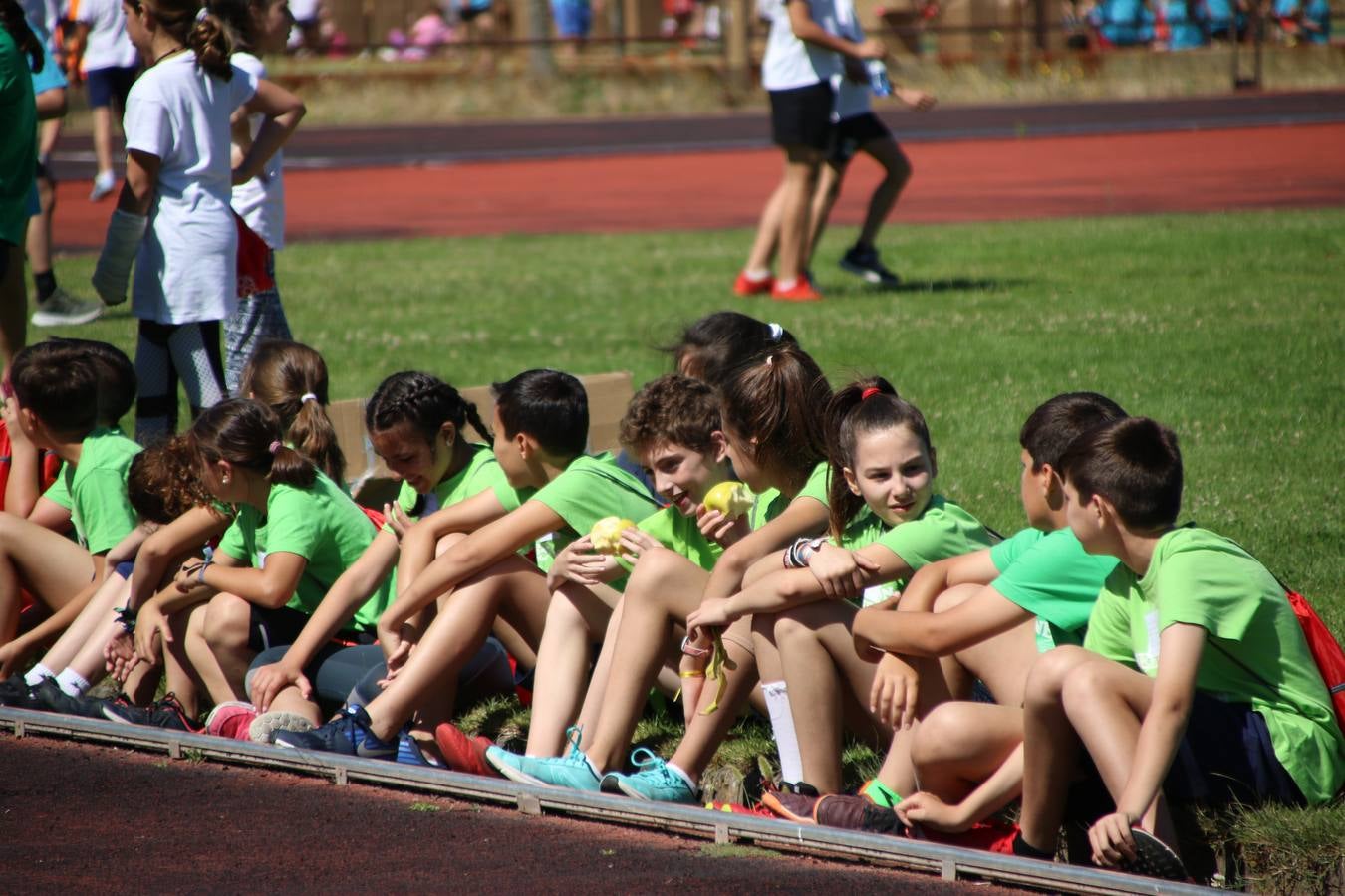 La Ciudad Deportiva 'Manuel Calzado' ha acogido, esta mañana, la celebración de la IV Convivencia Deportiva de Primaria, organizada por el Centro de Profesores y Recursos de esta ciudad con el apoyo del Ayuntamiento de Jerez, la Junta de Extremadura, la Diputación de Badajoz y la Fundación 'Alfonso Gallardo'. Más de 750 escolares de 15 colegios han disfrutado de esta experiencia deportiva con pruebas de atletismo, lanzamiento de peso, salto de altura, salto de longitud y lanzamiento de jabalina.